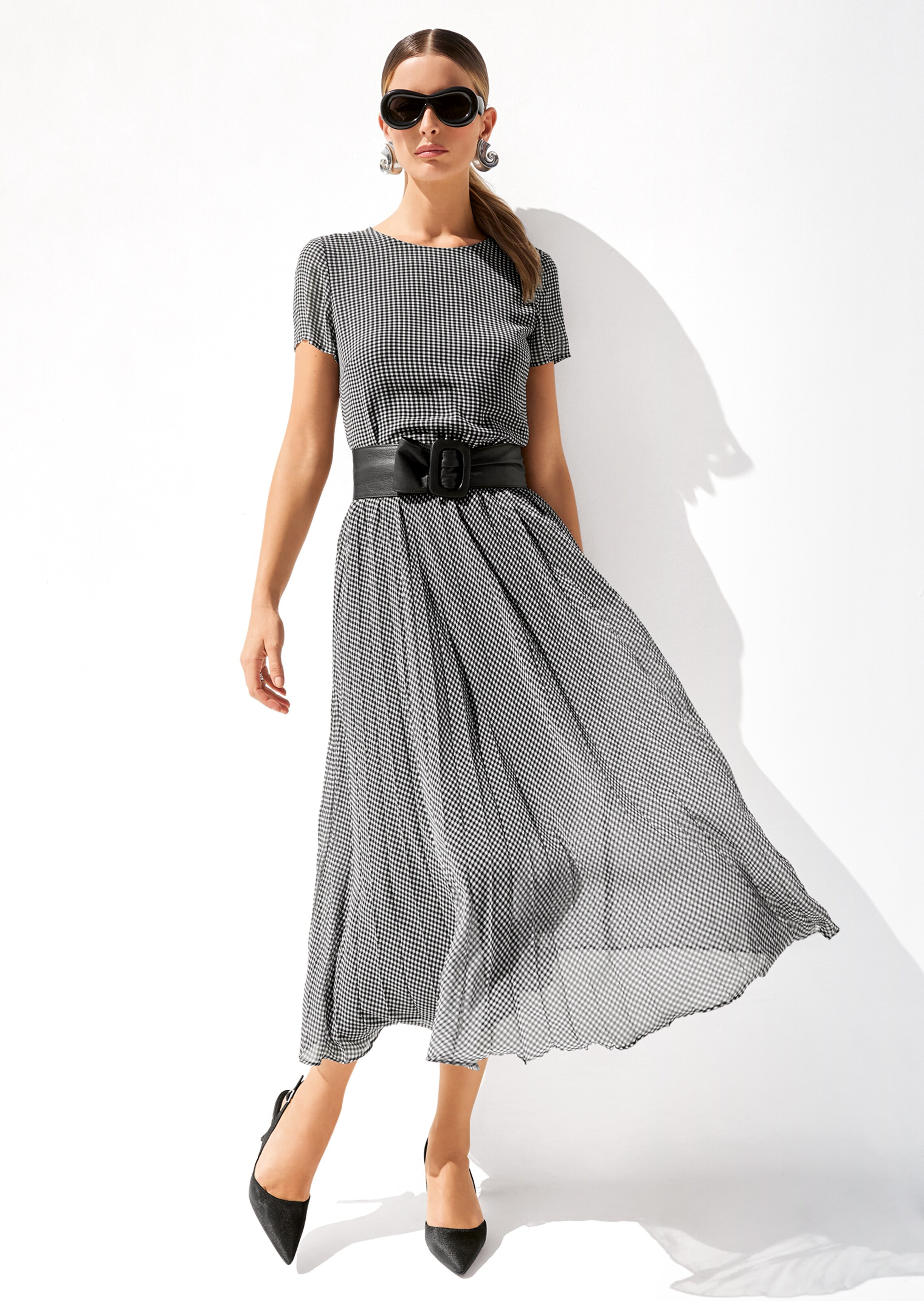sommerliches-kleid-in-feinem-vichy-karo-in-schwarz-wei-madeleine-mode