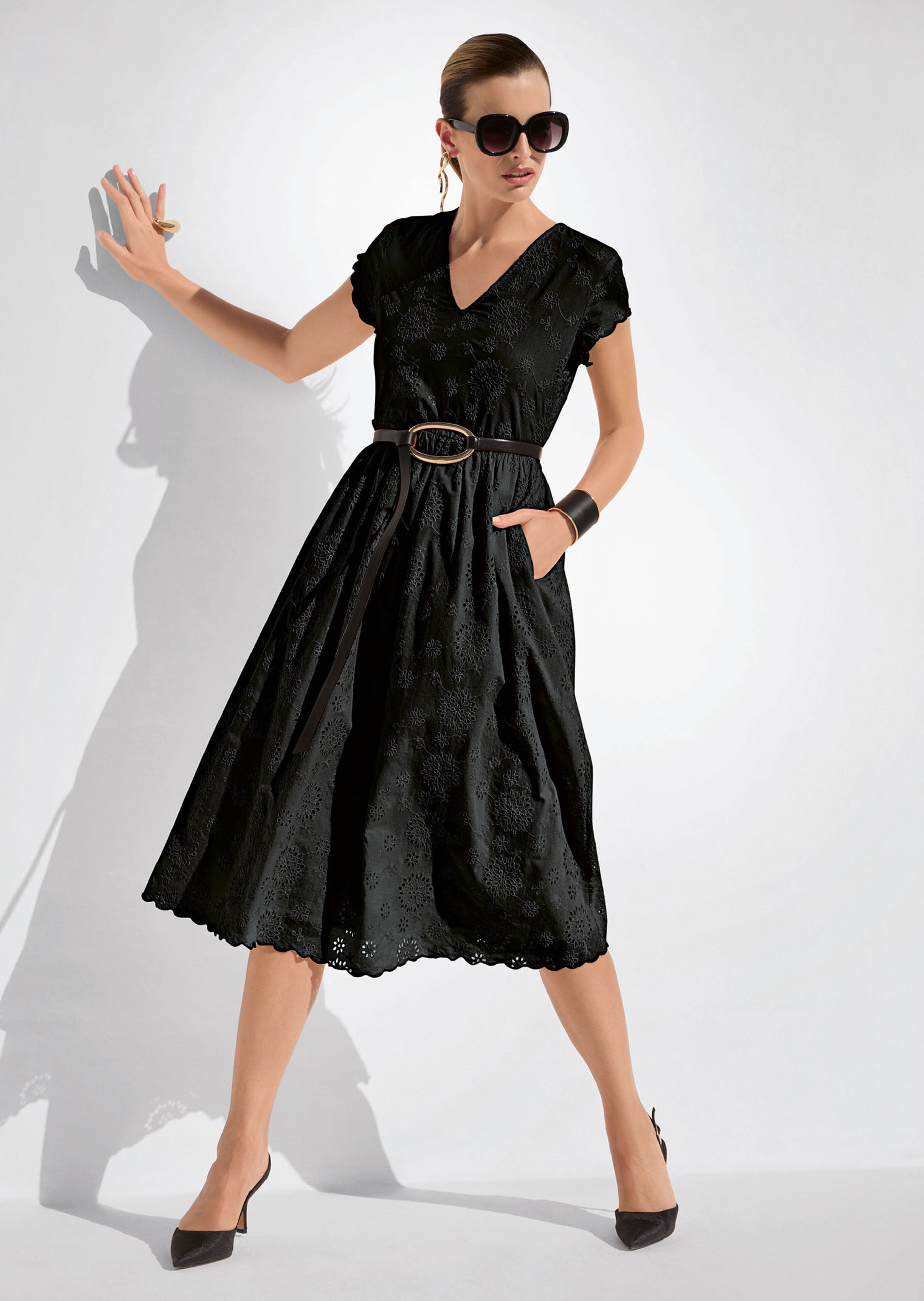Spitzenkleid mit kurzen Ärmeln und weitem Rock