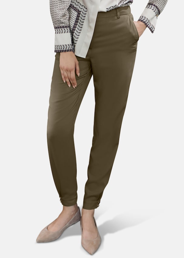 Slim-fit trousers with fashionable cuffs