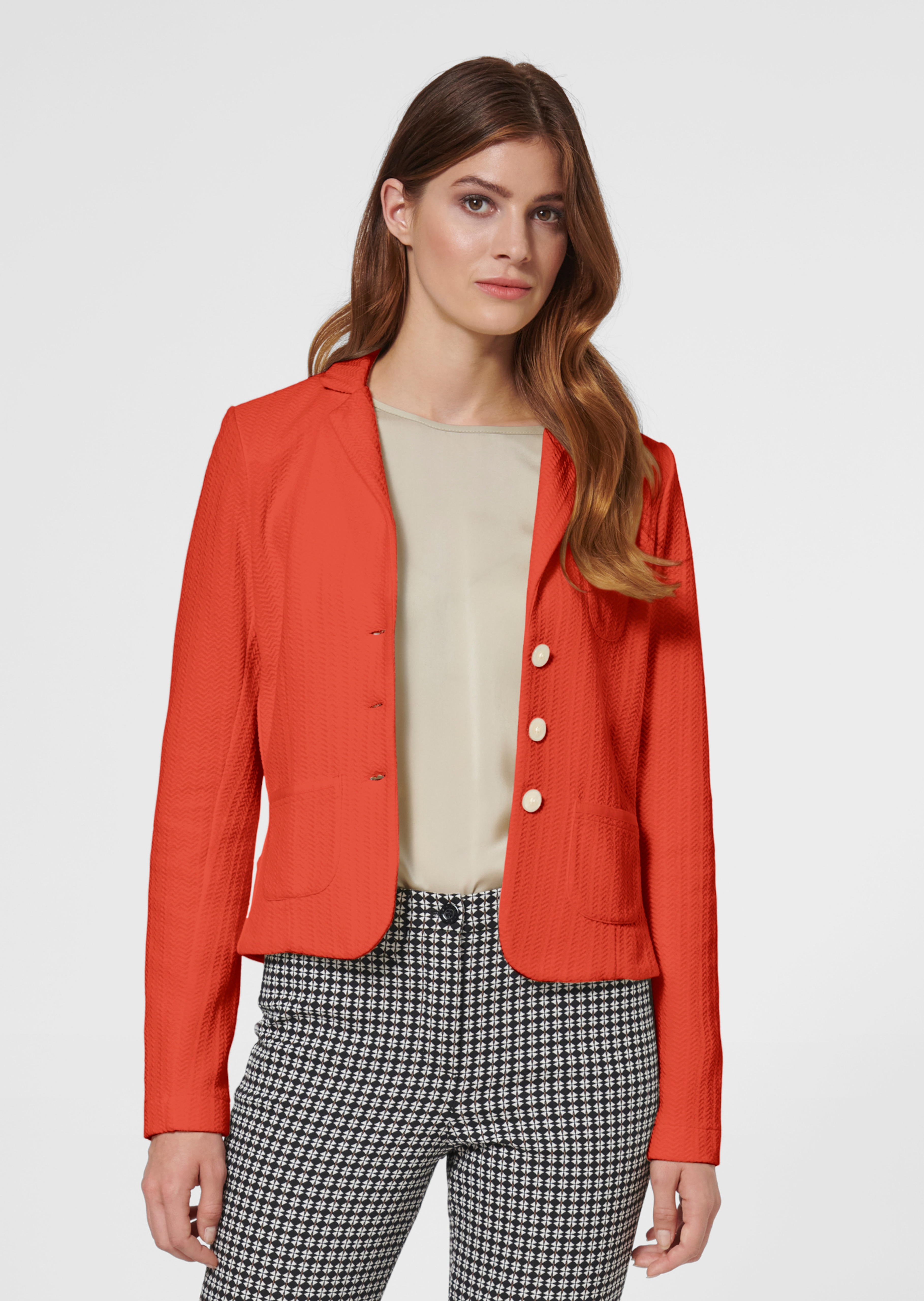 Trendy short-cut blazer in jersey with structured sections