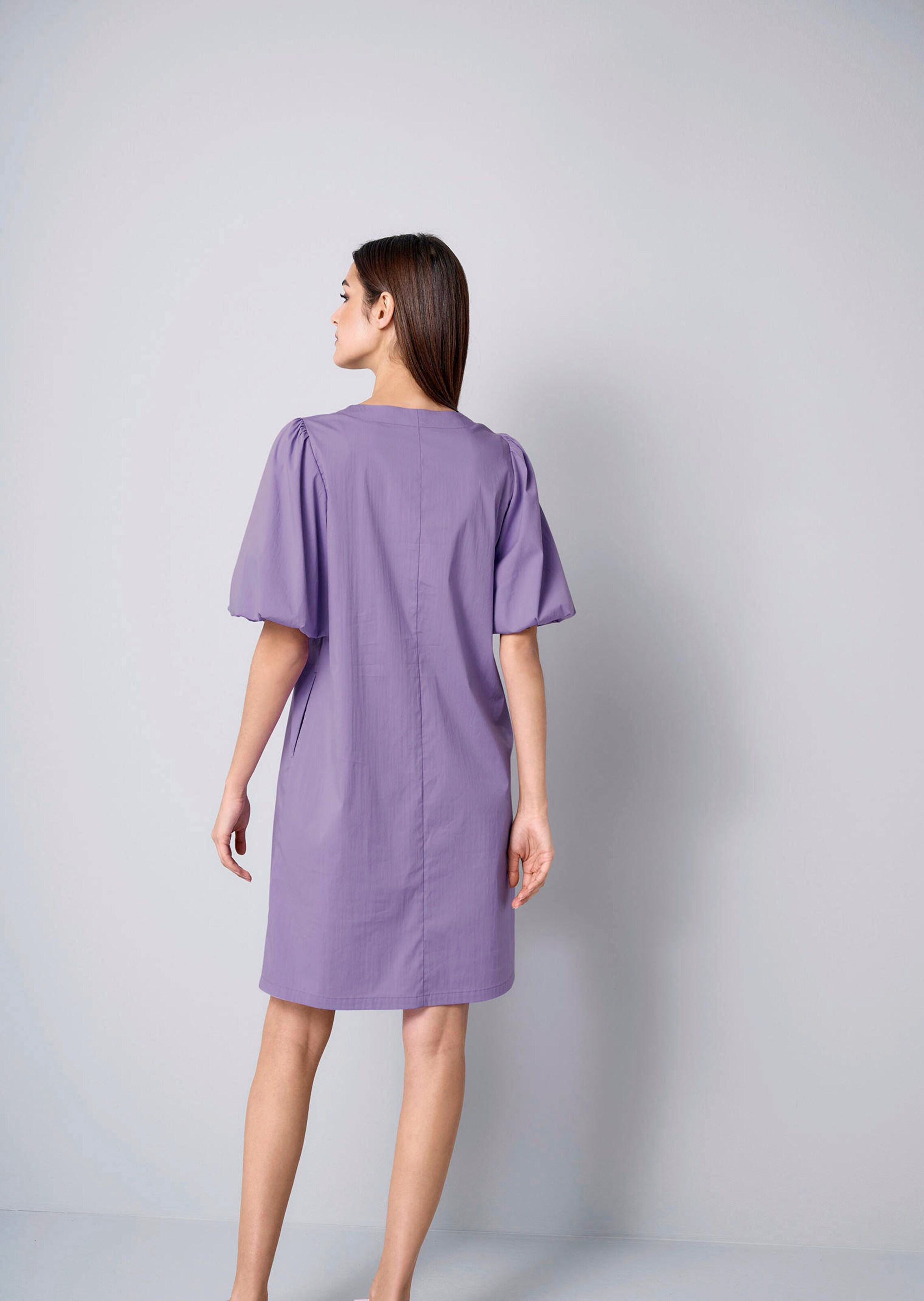 Kleid mit V-Ausschnitt 2