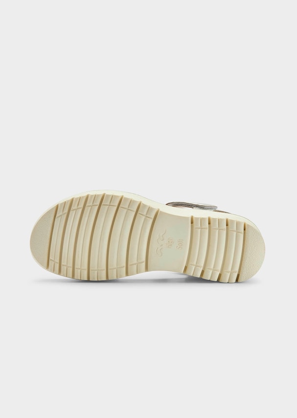 Sandale mit verstellbarem Klettriemen 4