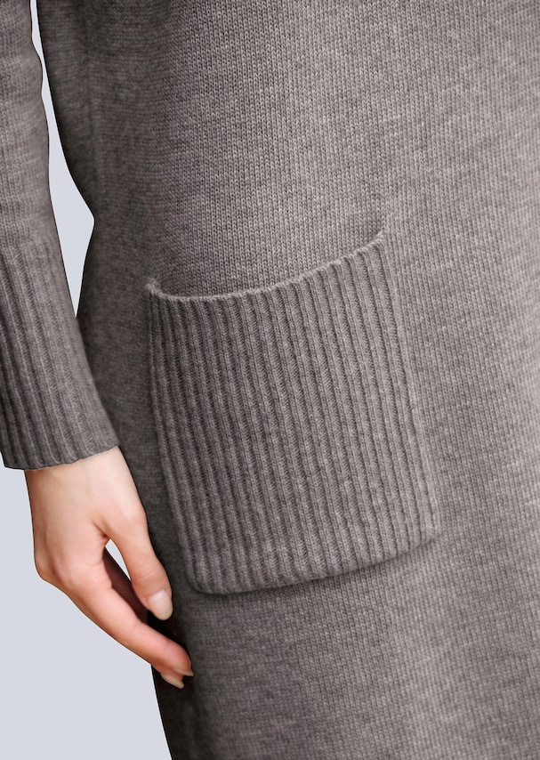 Strickkleid mit aufgesetzter Tasche
