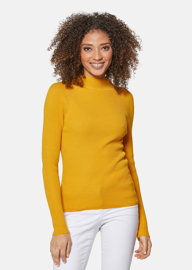 Tight stand-up collar jumper