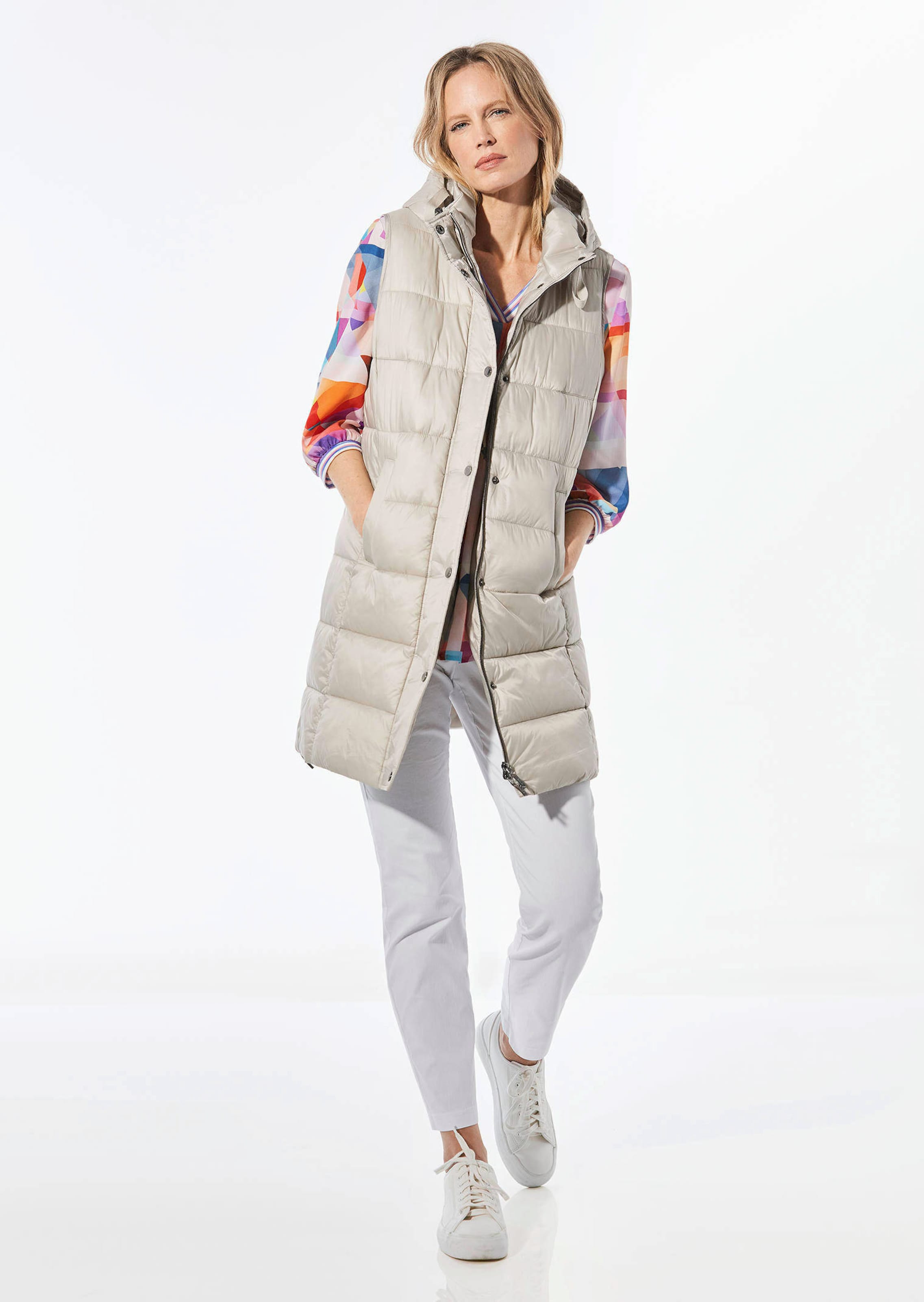 Long gilet matelassé à capuche - beige - Gr. 42 de Goldner Fashion