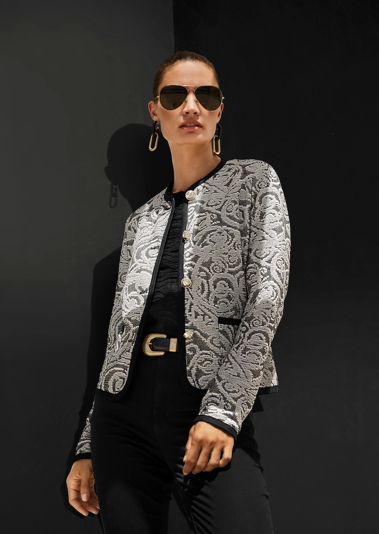 Kragenloser Kurzblazer im Couture-Style