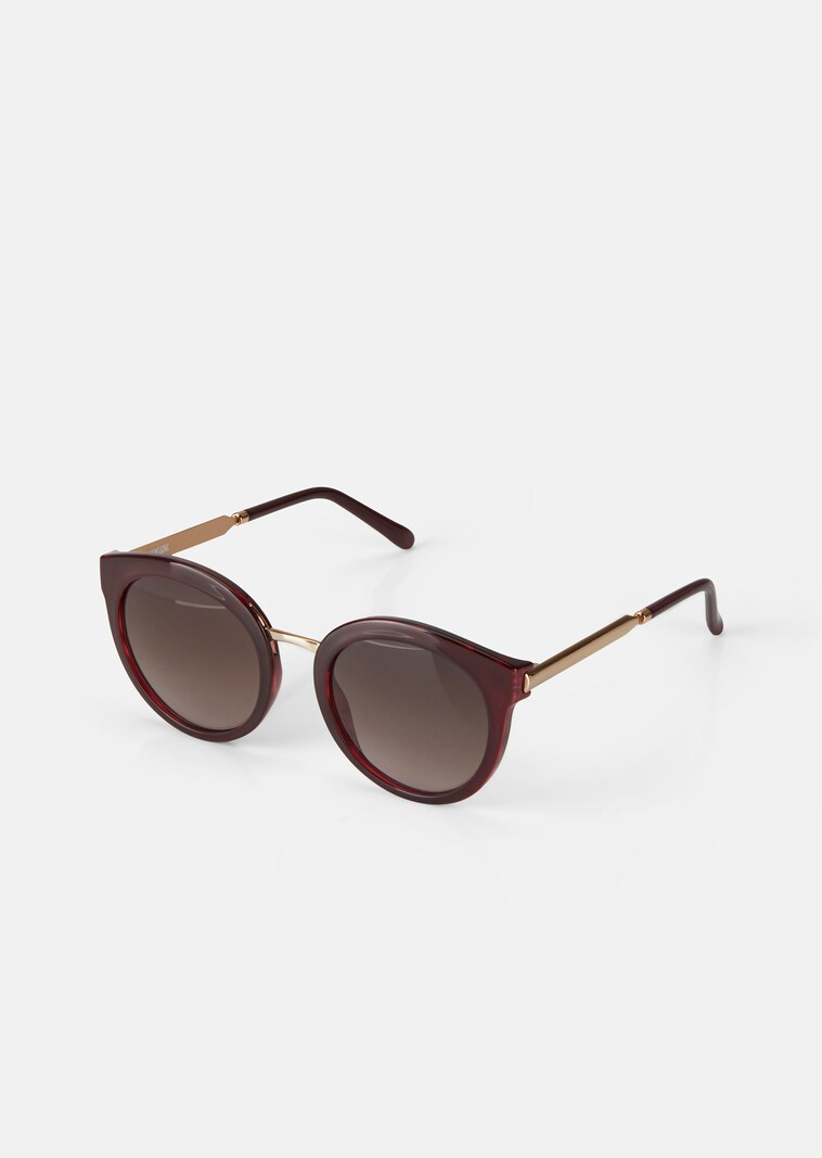 Sunglasses with metal frame