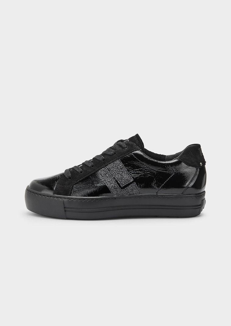 Sneaker aus Lackleder und Textil