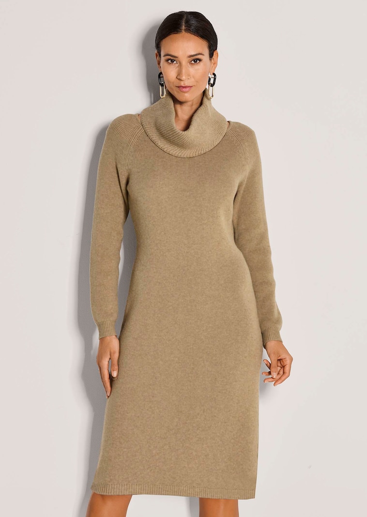 Strickkleid mit variablem Kragen
