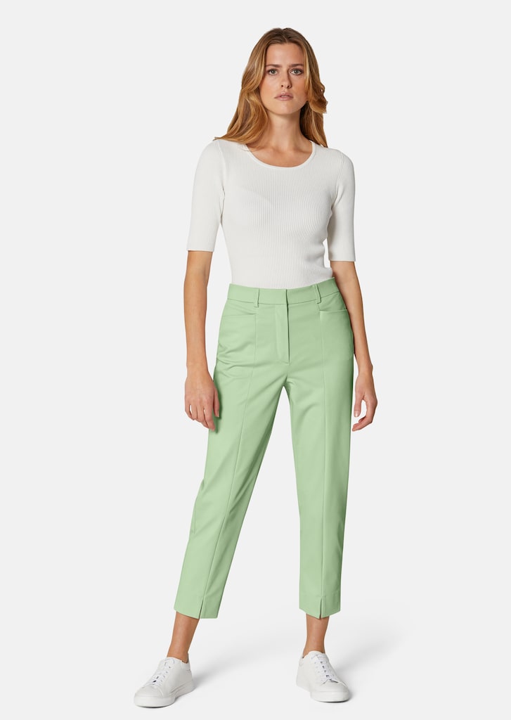 Slim-fit 7/8 high-waist trousers in innovative techno stretch 1