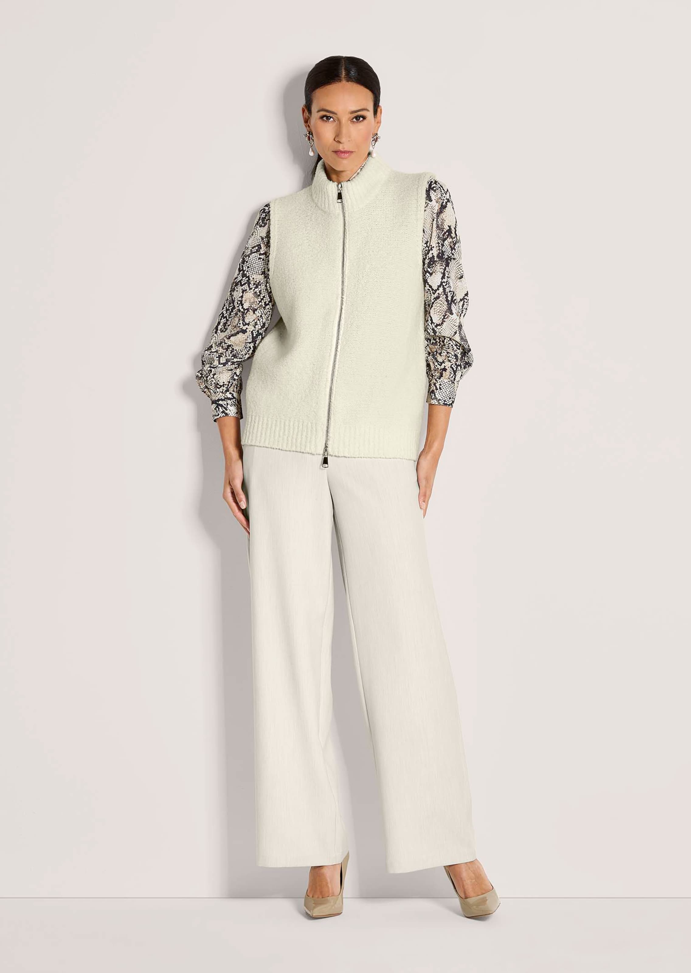 Knitted gilet with zip in pearl white | MADELEINE Fashion