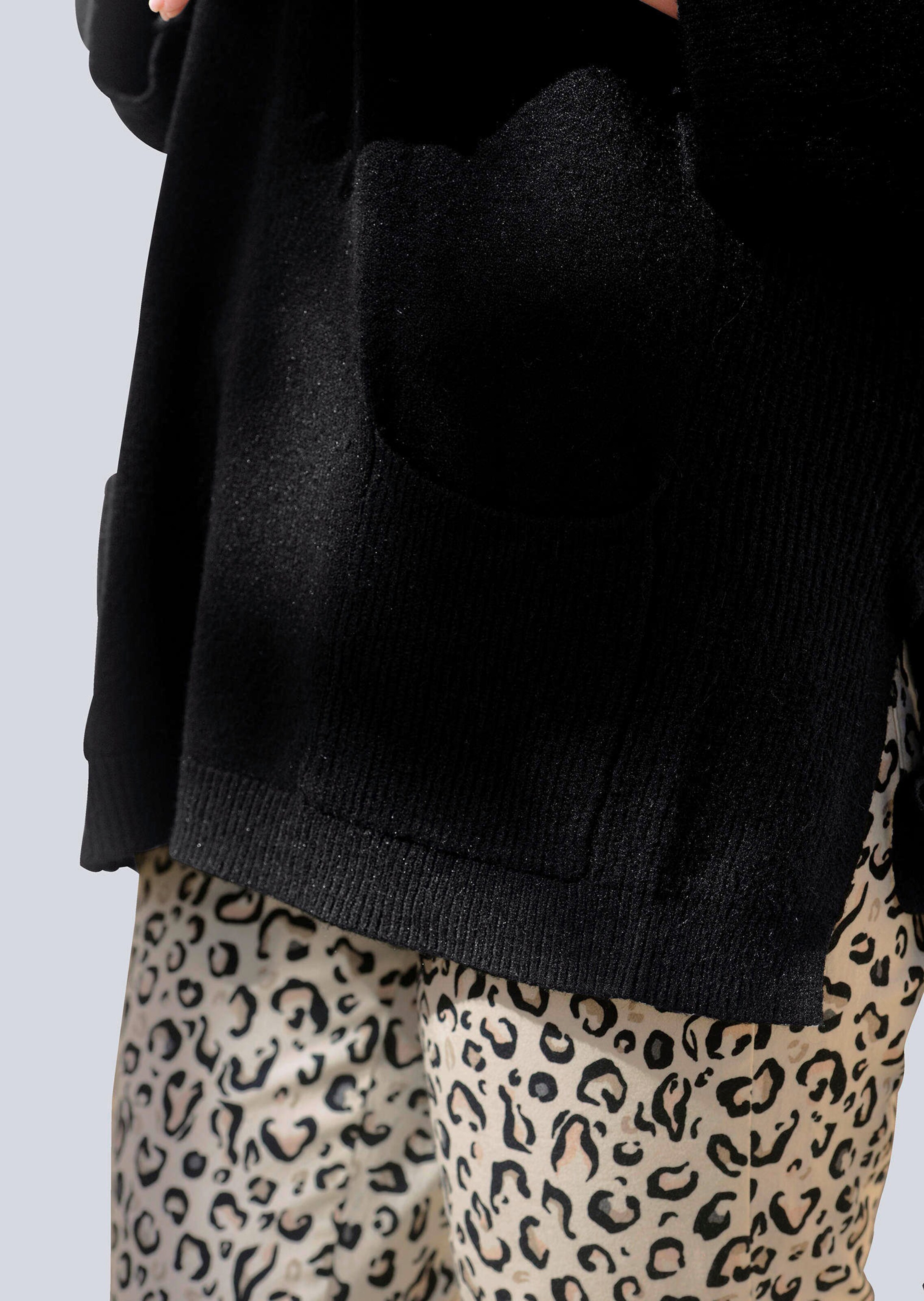 Pullover mit seitlichen Bändern zum Knoten