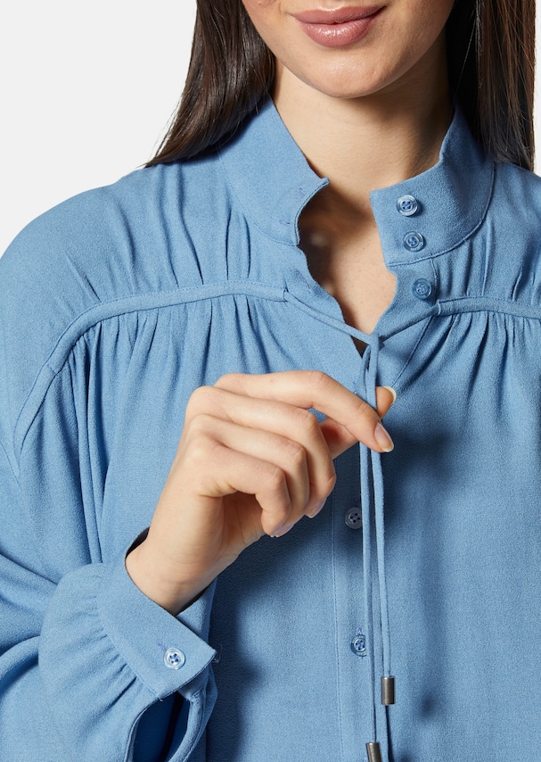 Stand-up collar blouse with a sophisticated extra 4