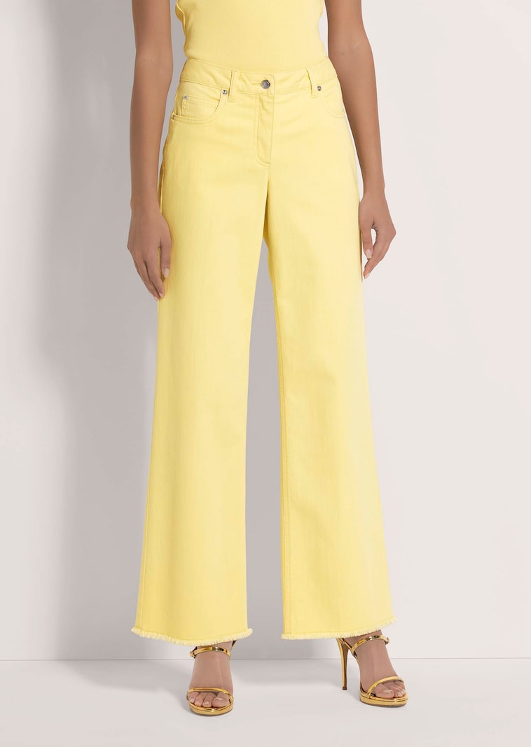 Weite Jeans mit Fransensaum