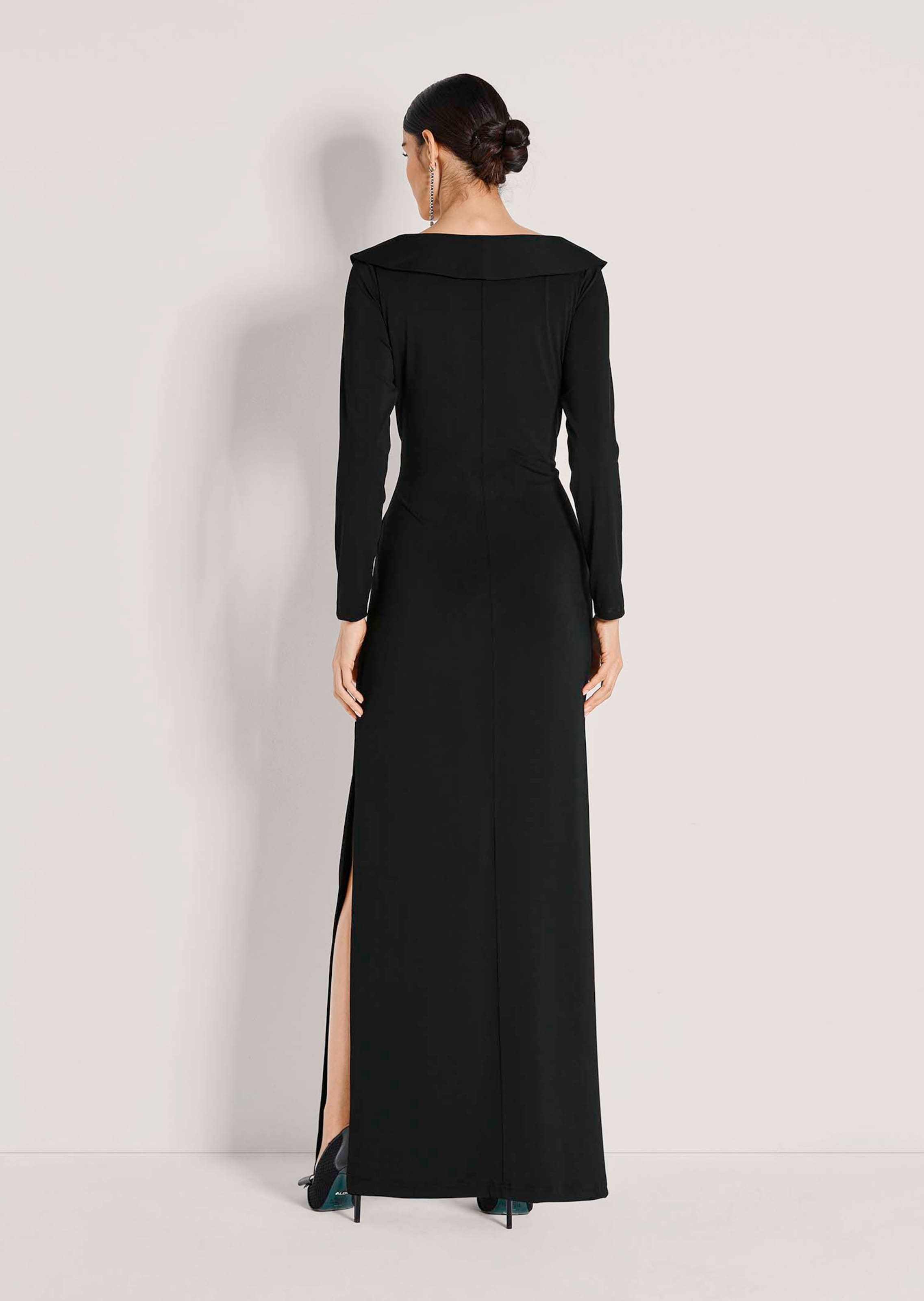 Floor-length evening dress with long sleeves in black | MADELEINE Fashion