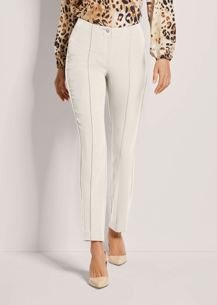 Hose mit streckenden Biesen