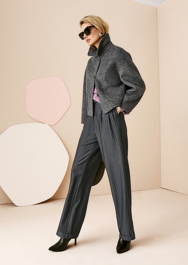 Weite Nadelstreifen-Hose mit Aufschlag