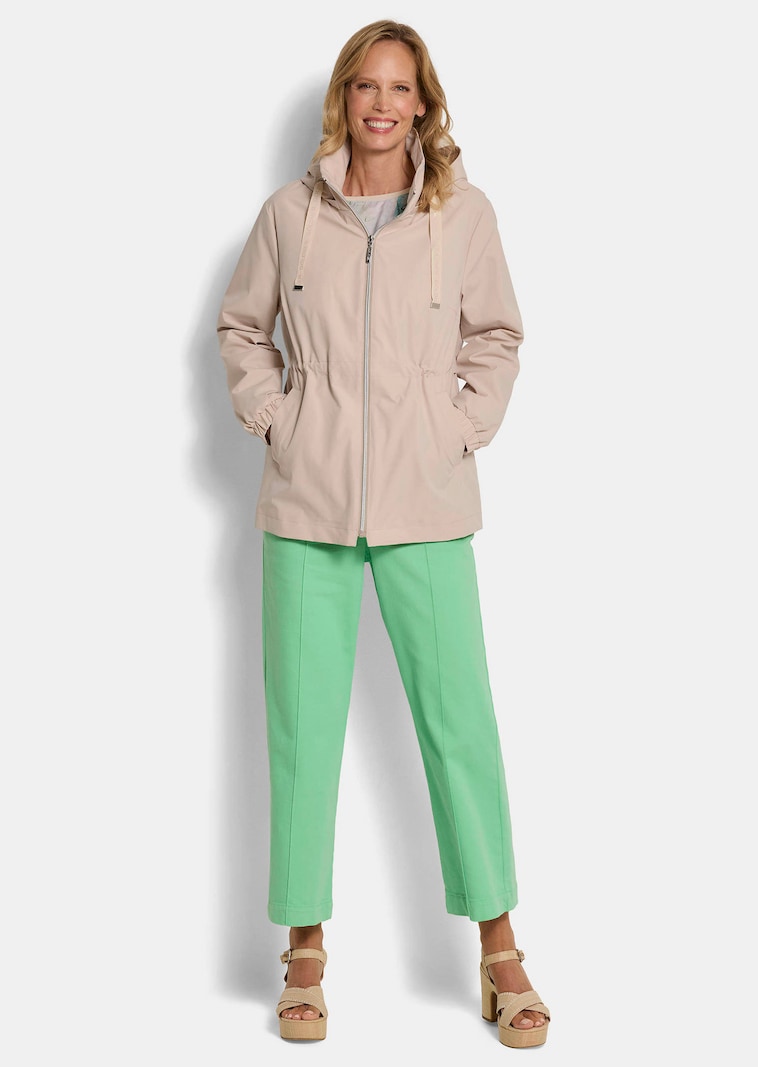 Coupe-vent avec capuche amovible