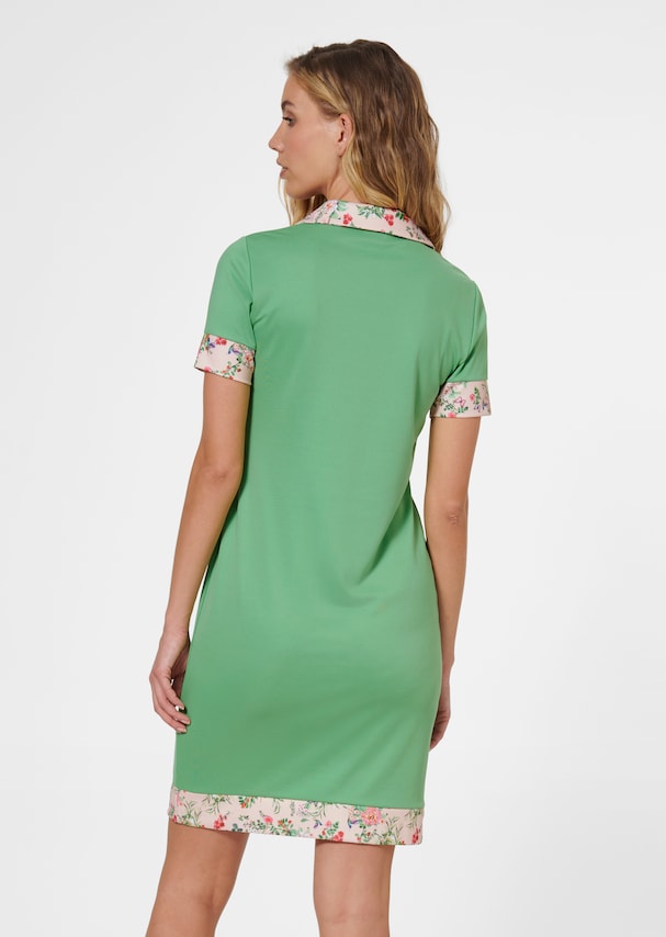 Polo dress with short sleeves and floral accents 2