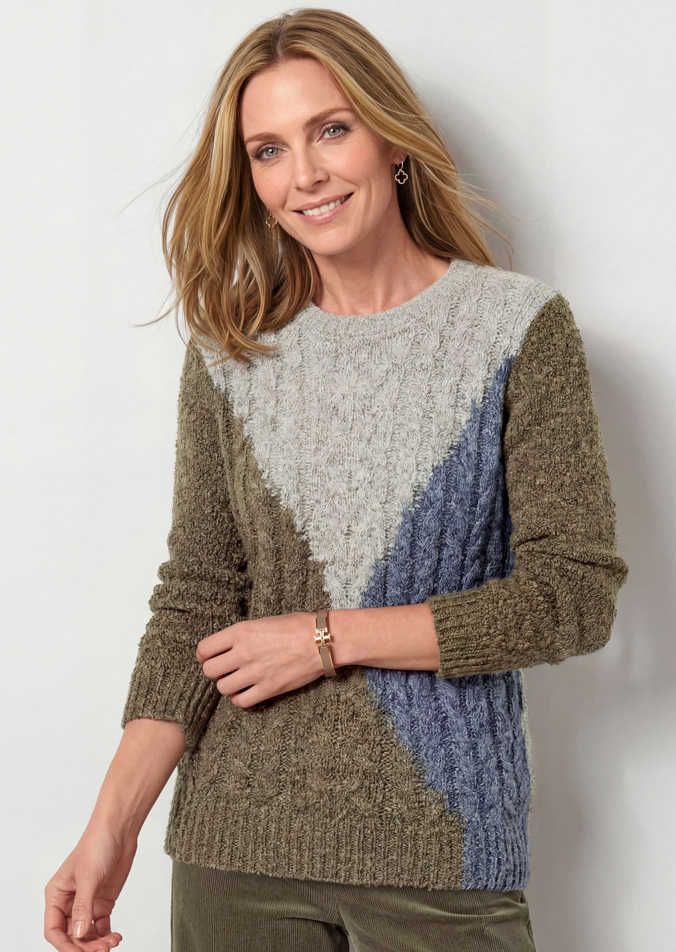Strickpullover in Bouclé-Optik mit Zopfmuster