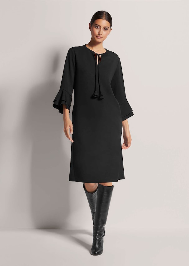 Etui-Kleid mit Trompetenärmeln 1