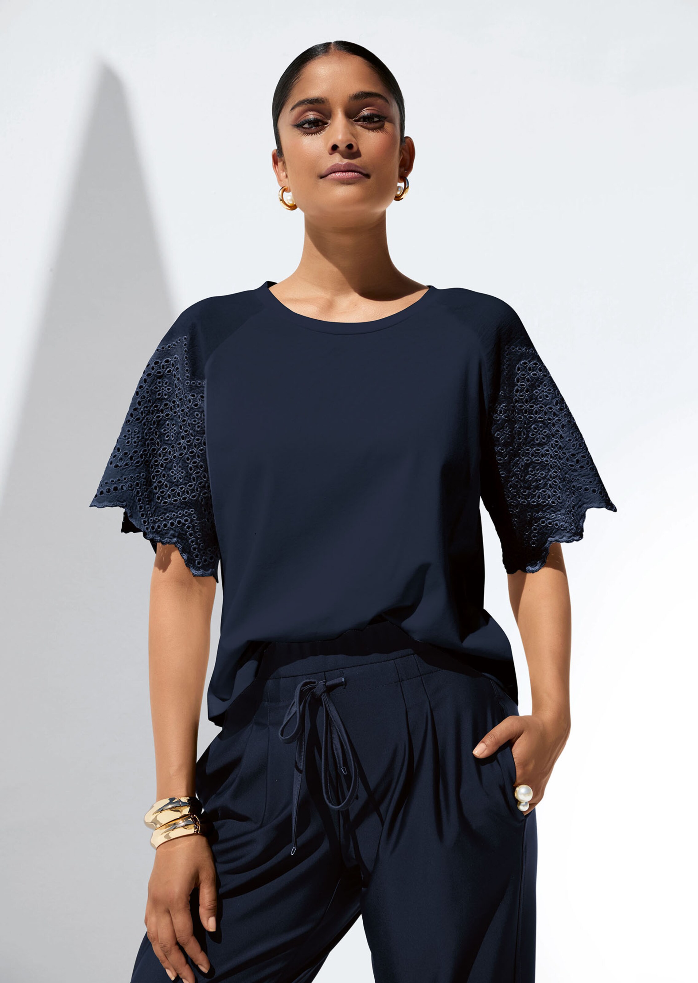 Kurzes Blusen-Shirt im Material-Mix