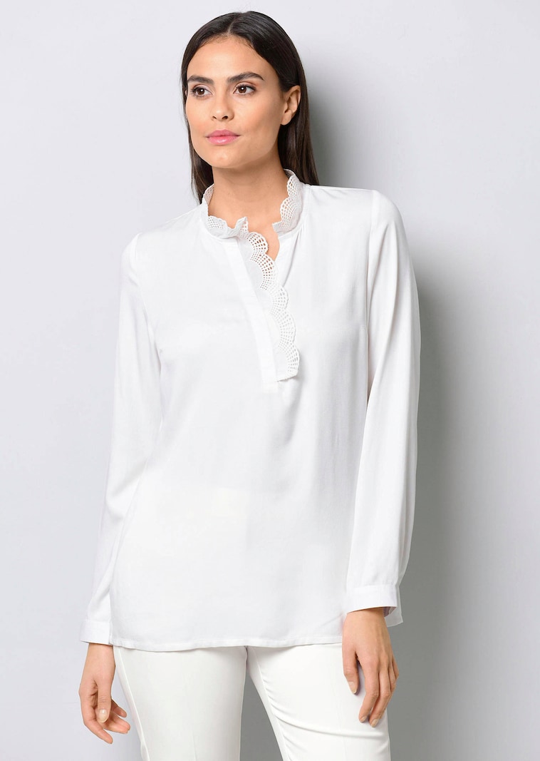 Bluse mit einer Spitzenborte am Ausschnitt