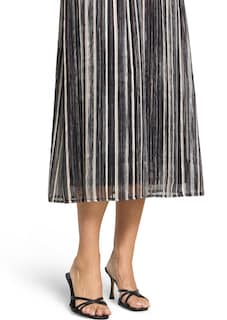 Ilmavasti laskeutuva hame, jossa kiiltäviä raitoja thumbnail 4