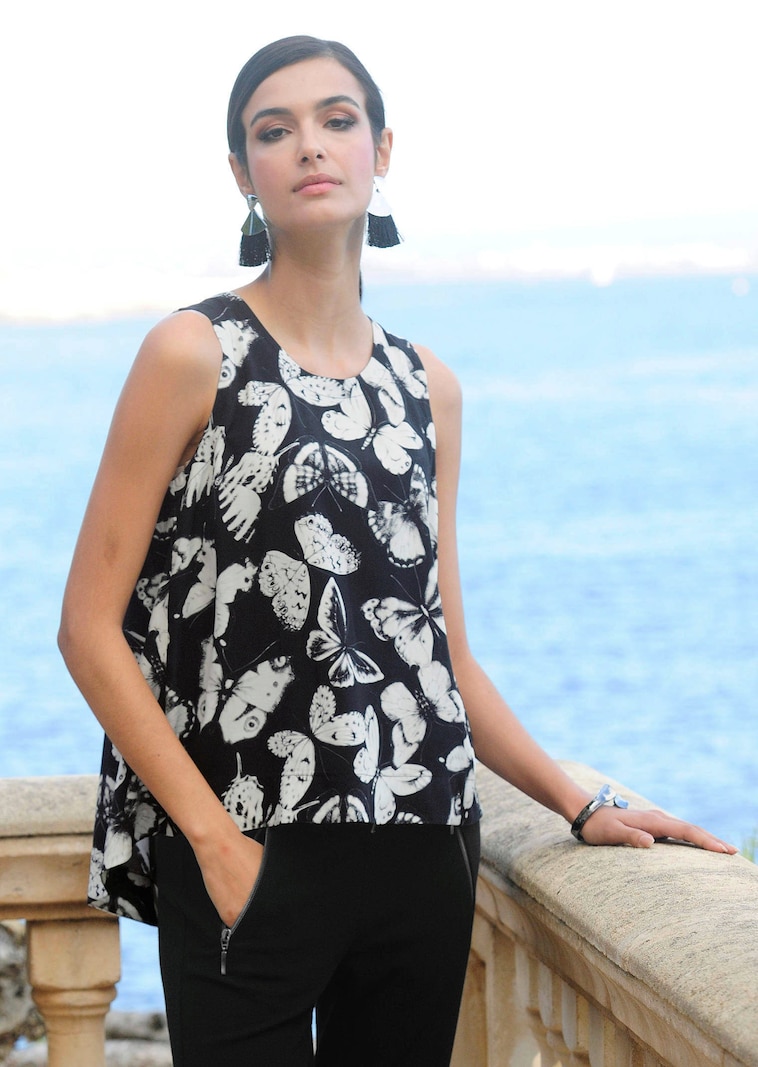 Top mit grafischem Allover Print
