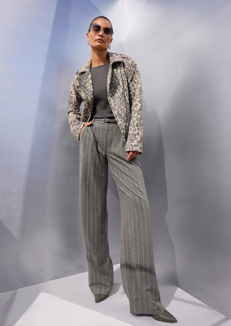Weite Bundfaltenhose mit Nadelstreifen