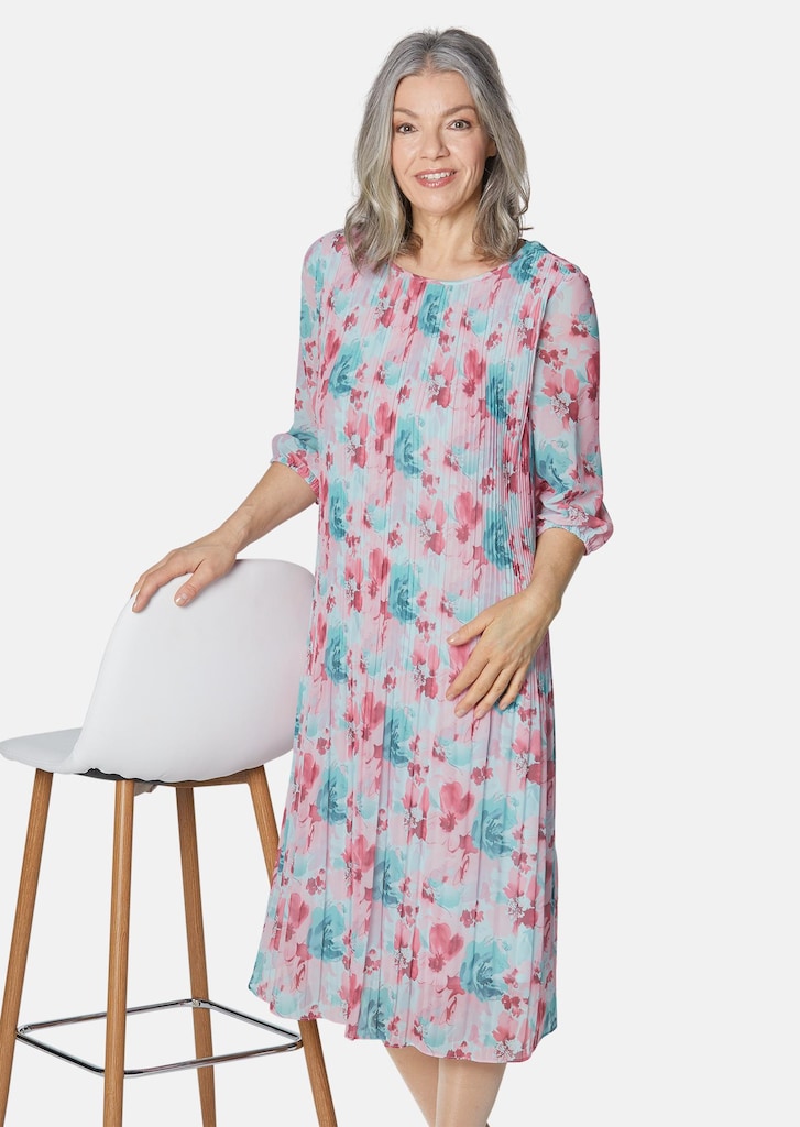 Näyttävästi pliseerattu mekko