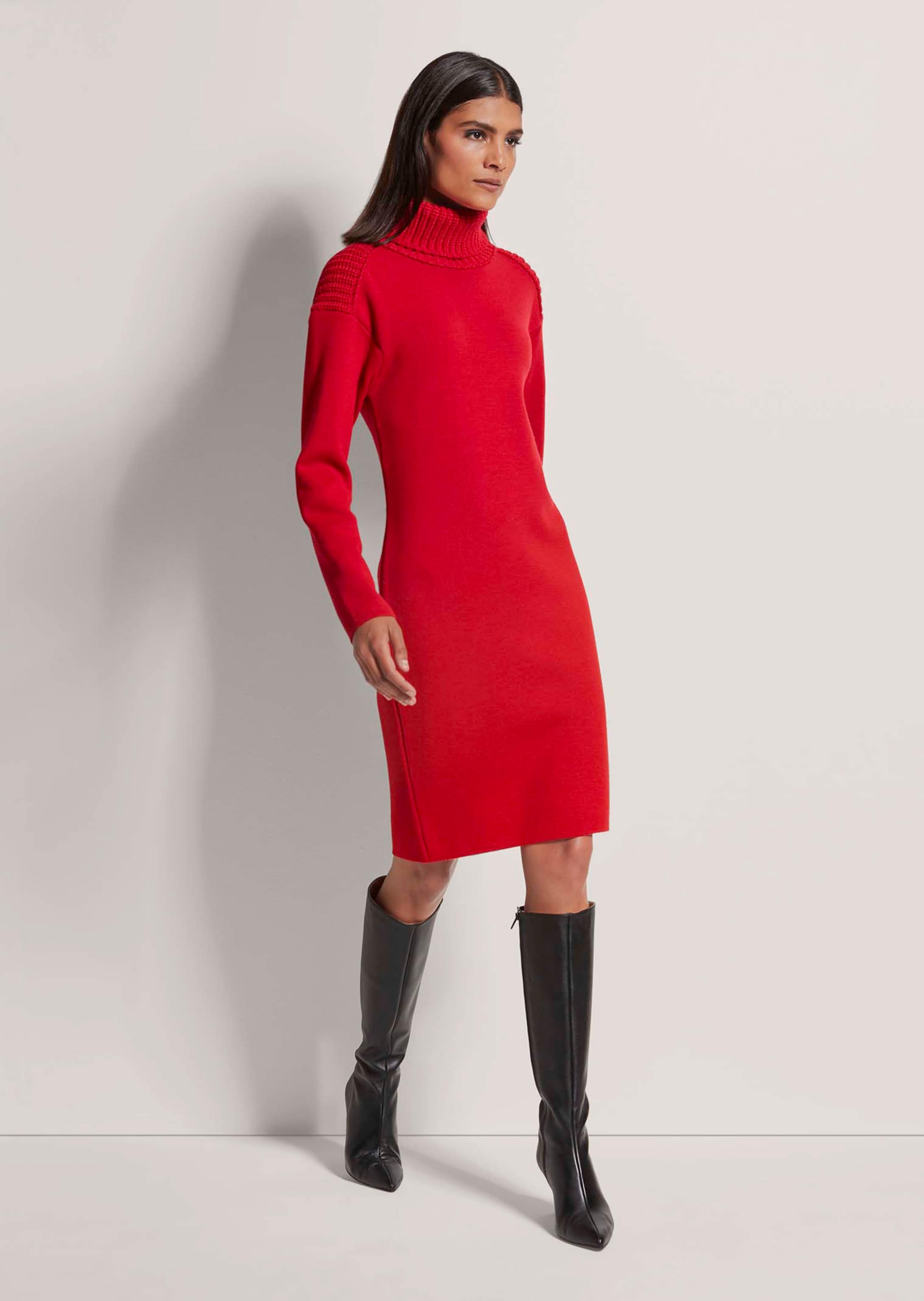Casual knitted dress with a wide turtleneck in red | MADELEINE Fashion