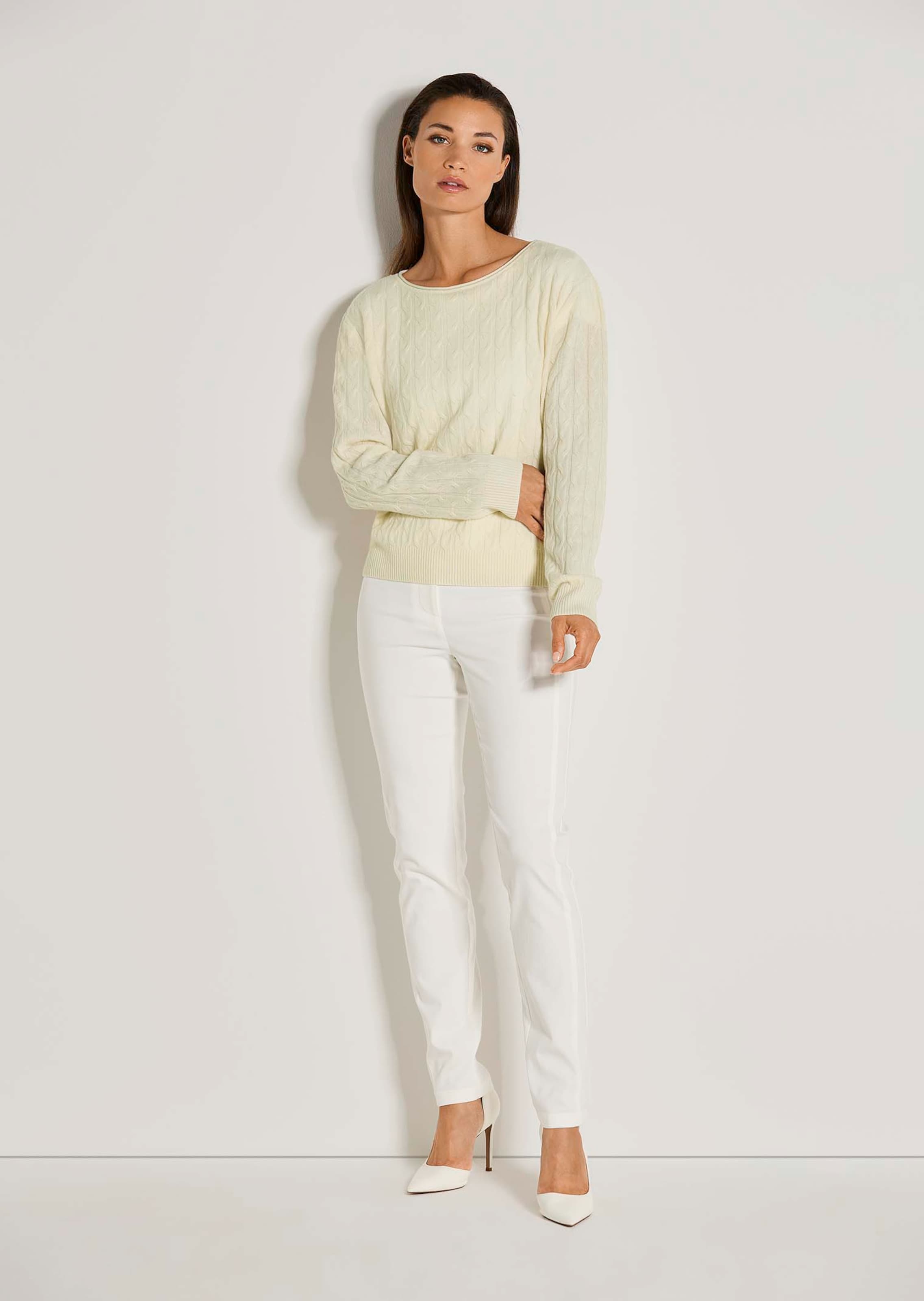 Schurwoll-Pullover mit feinem Zopfmuster