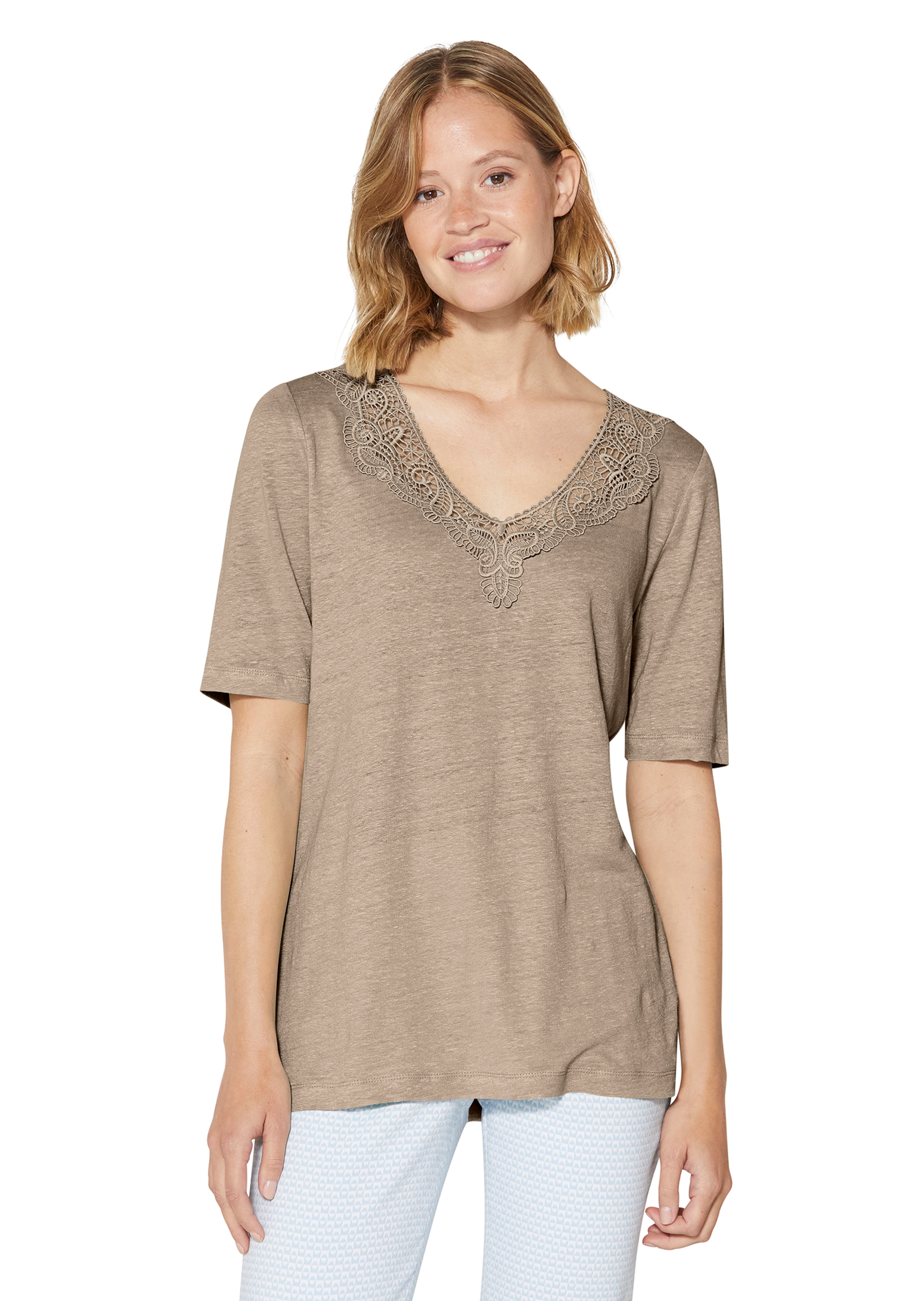 Short-sleeved linen shirt with a fine lace accent