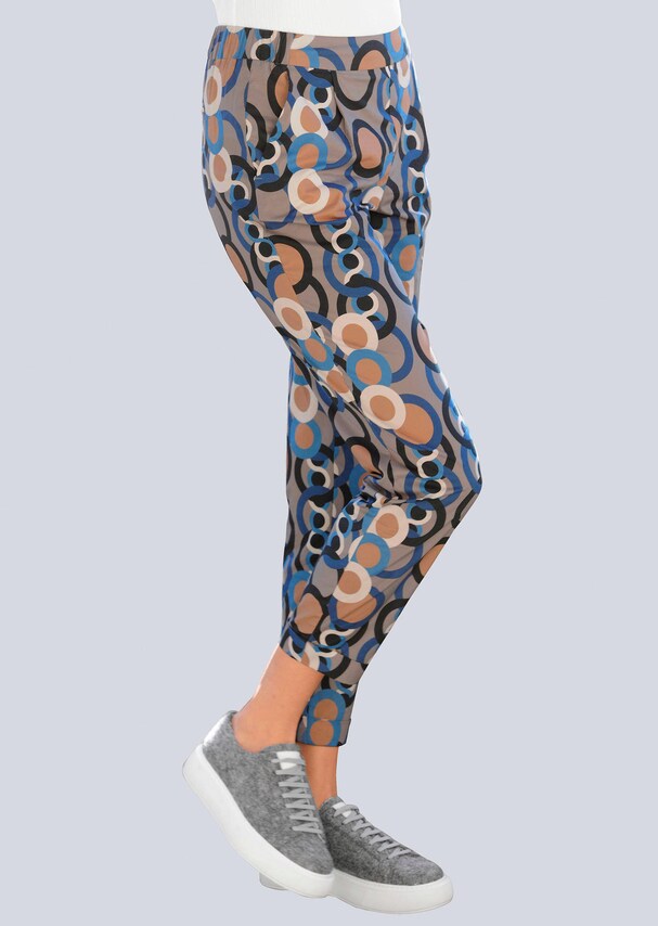 Hose in modischem Druckdessin 1