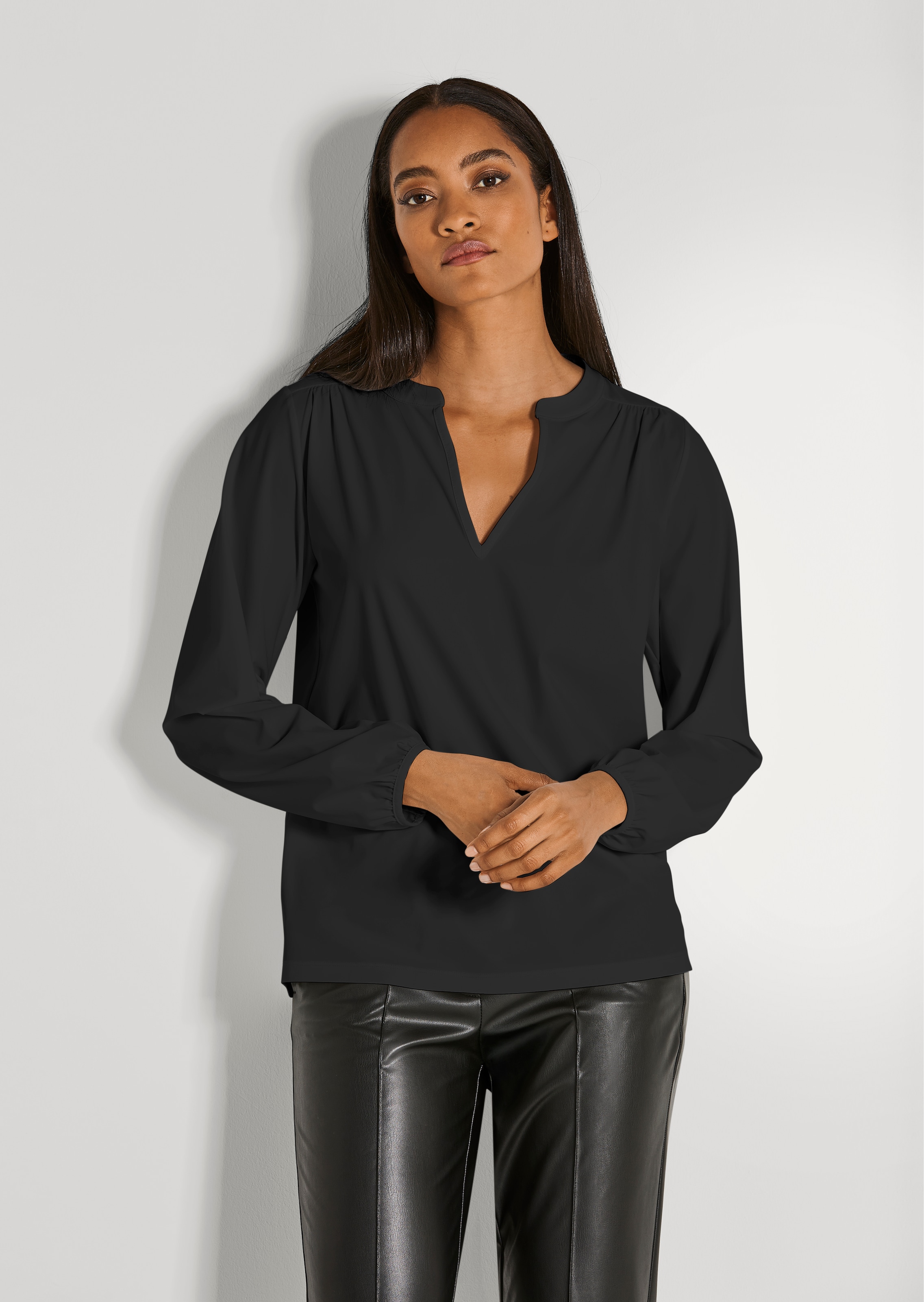 Jersey-Bluse mit raffiniertem Ausschnitt