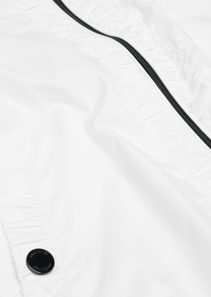 Jacke mit liebevollen Raffungen und versteckter Kapuze