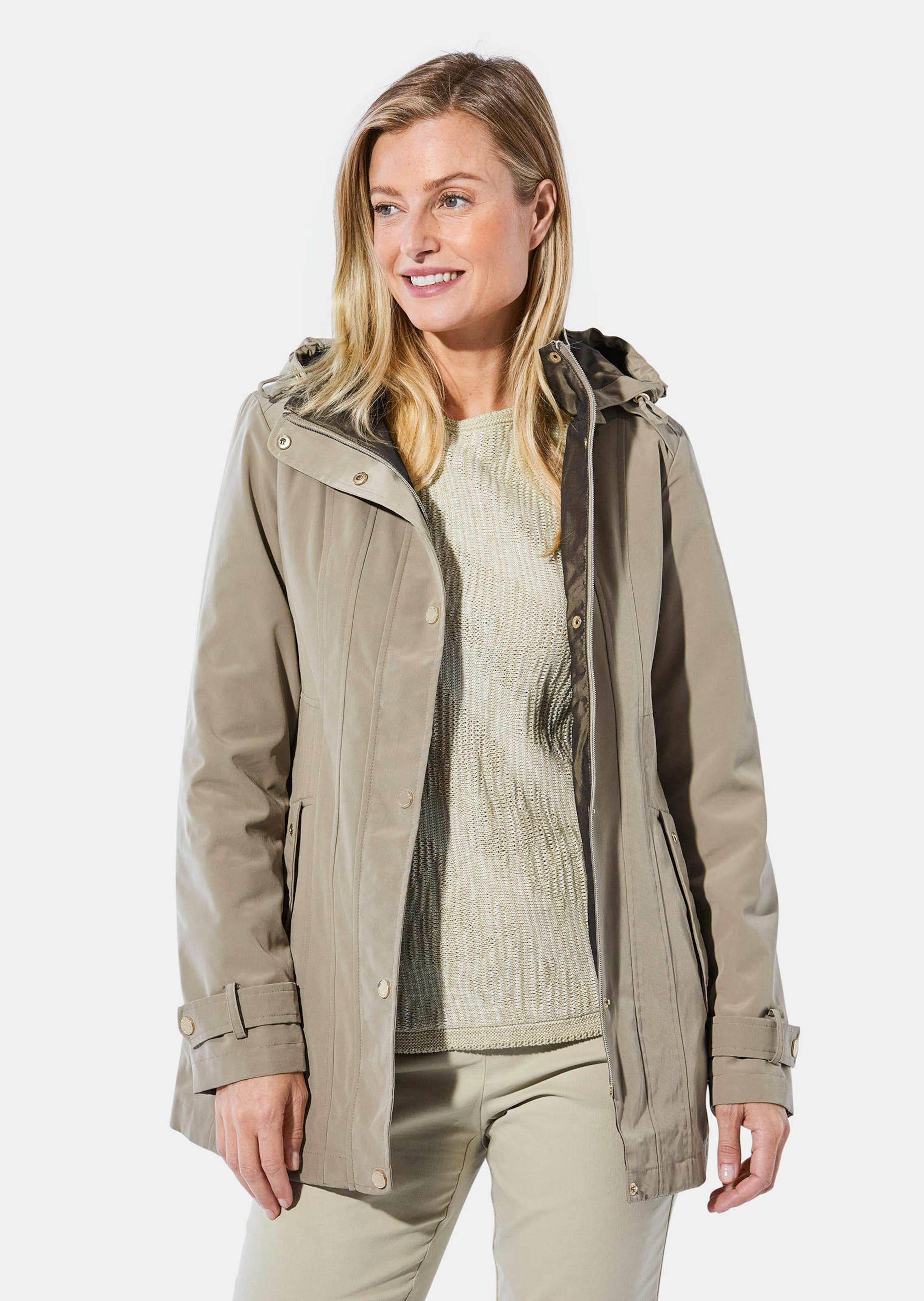 Manteau court cintre sur beige