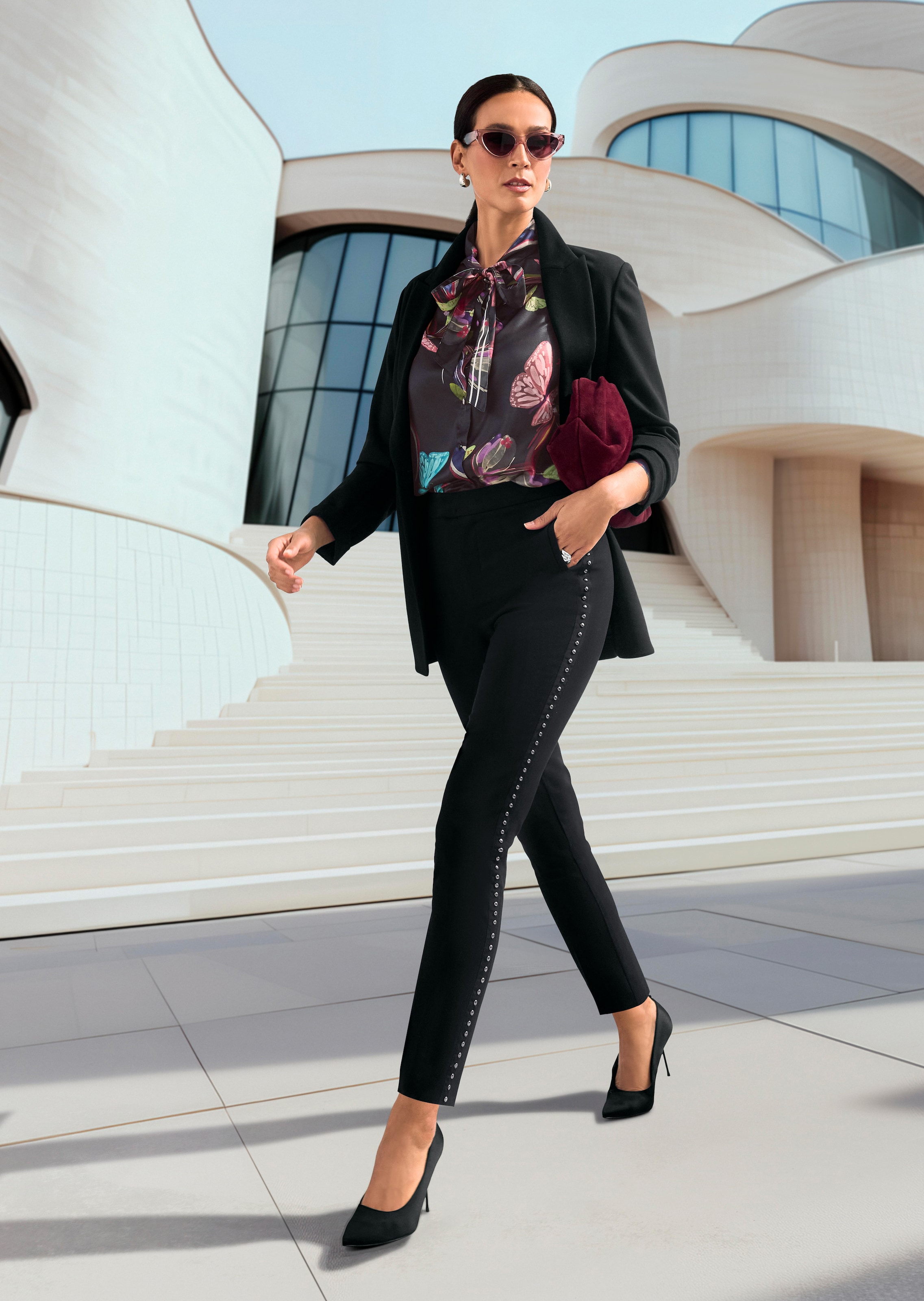 Schlanke Bügelfalten-Hose mit Nieten