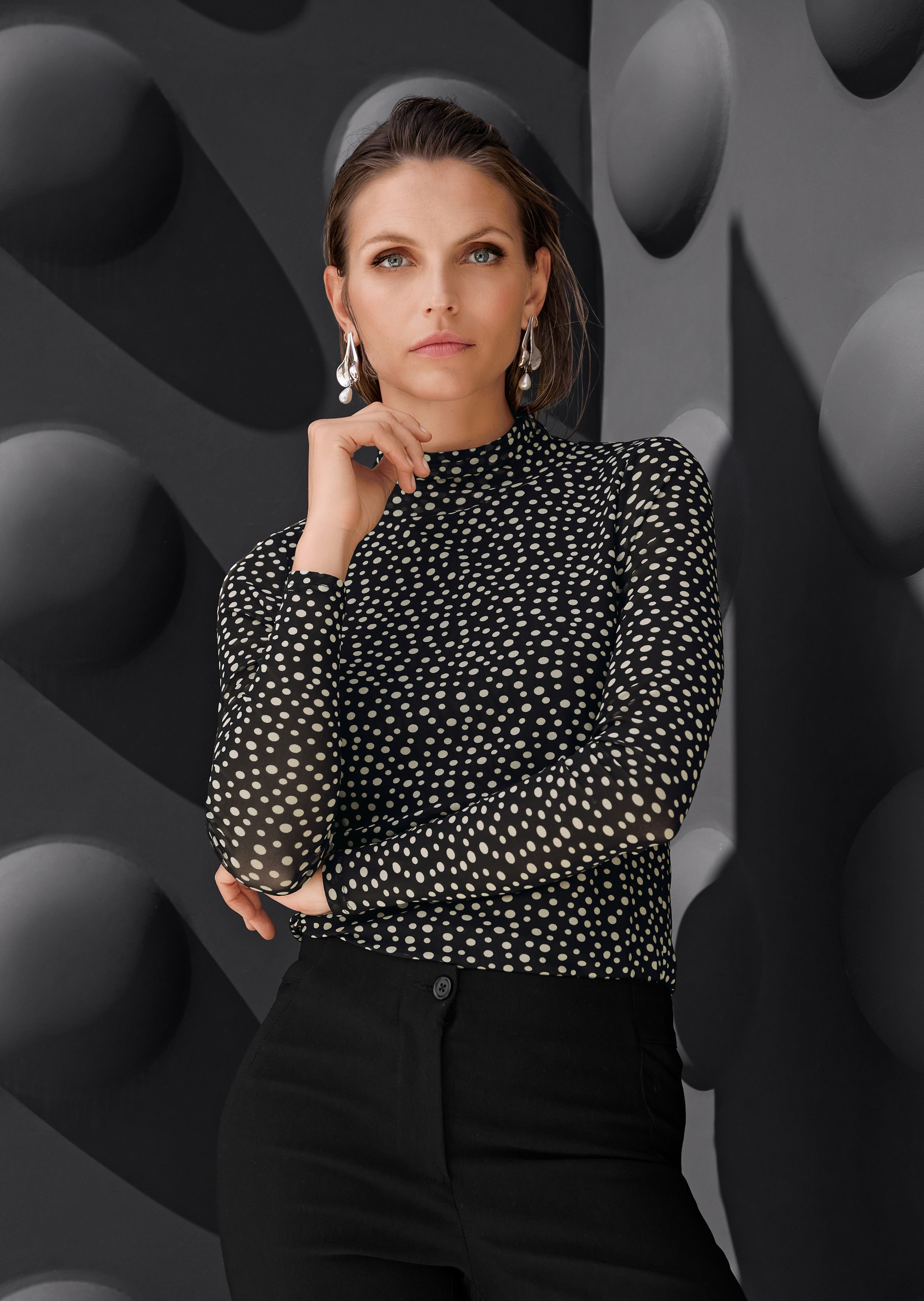 Gepunktetes Mesh-Shirt mit Stehkragen