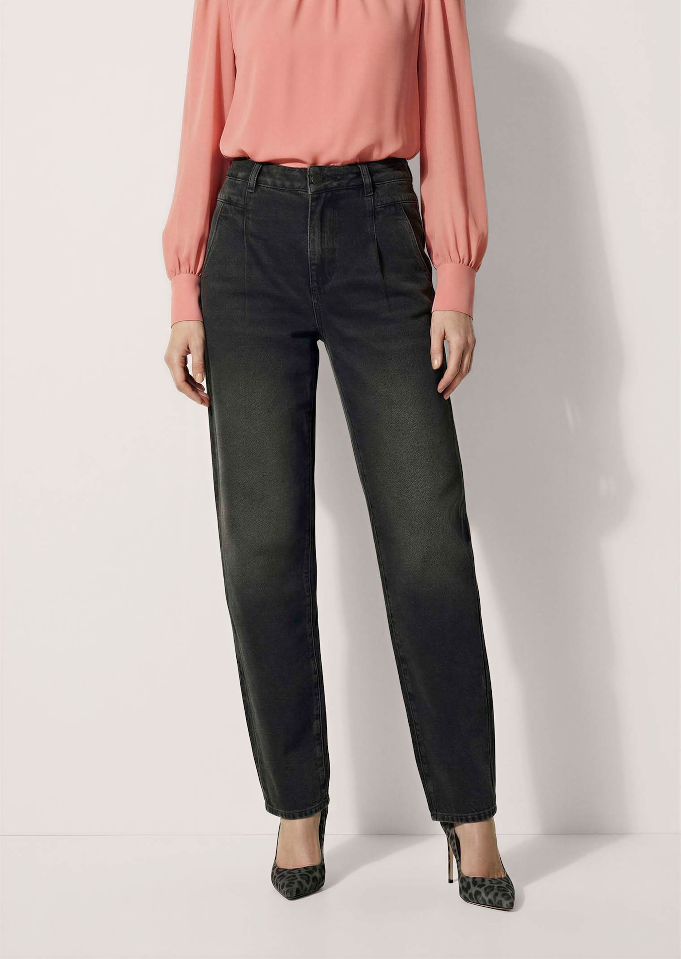 Fashionable barrel-leg jeans