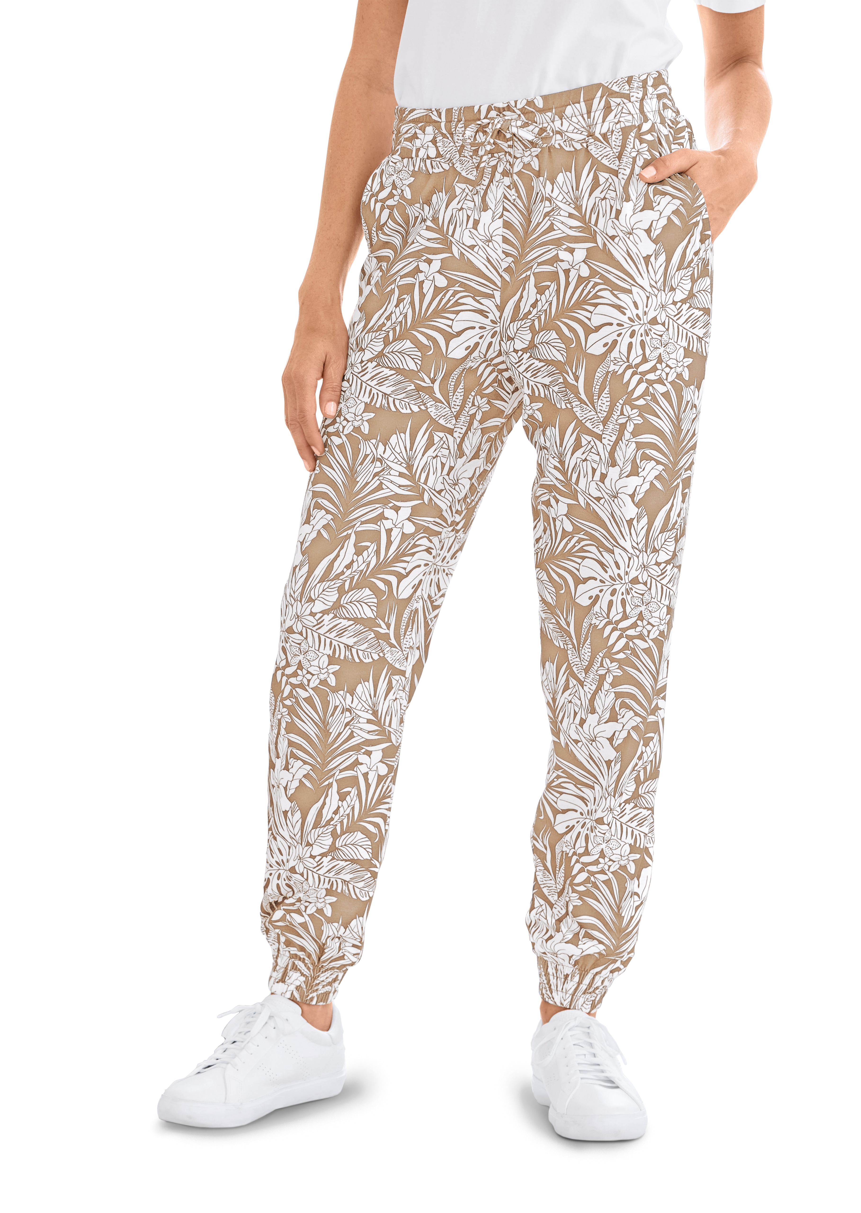 Comfortable joggers with a leaf print