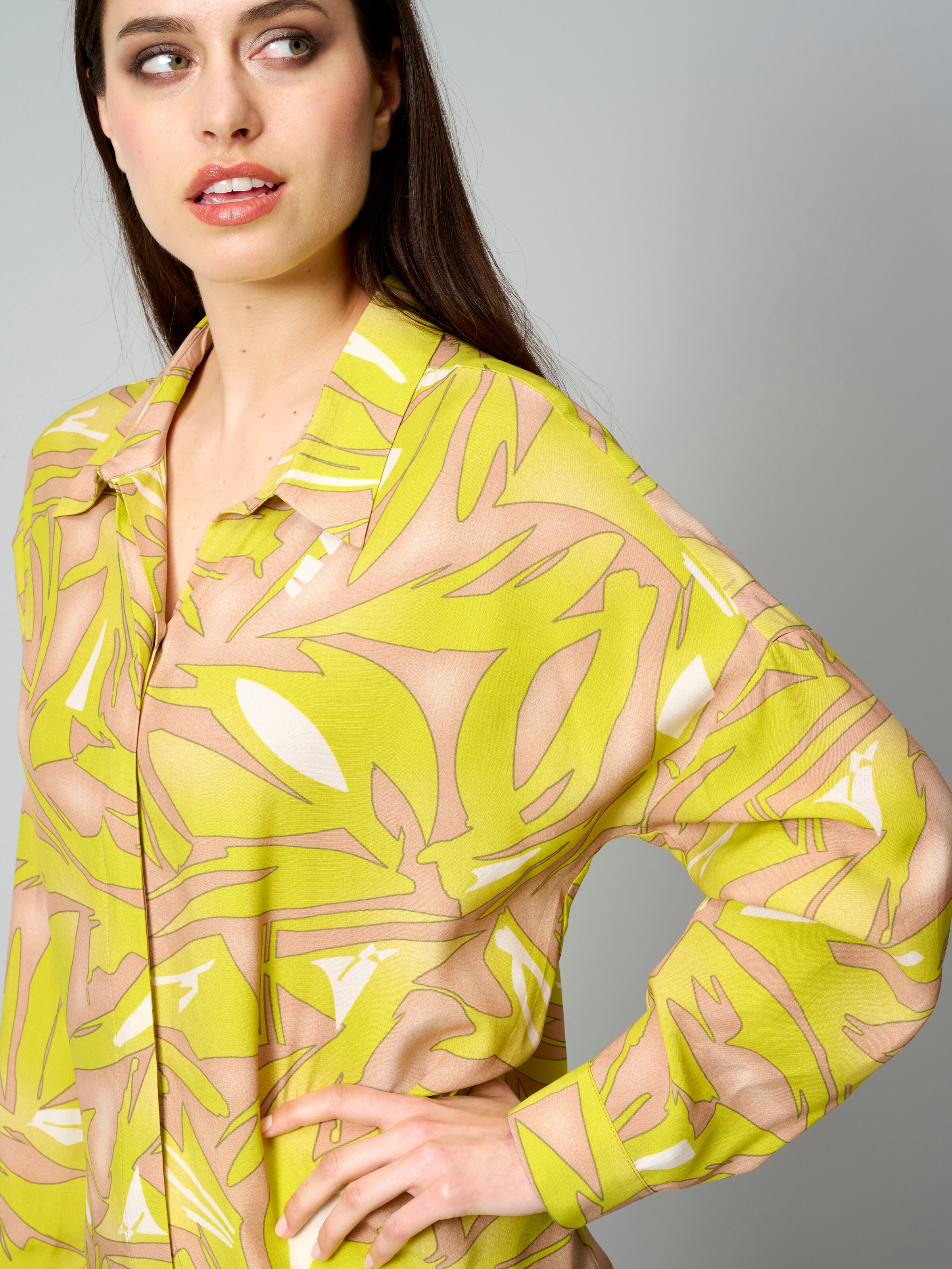 Druckbluse in grafischem Dessin 5