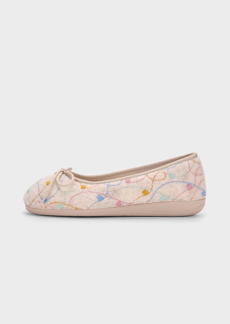 Chaussons ballerines avec broderies délicates