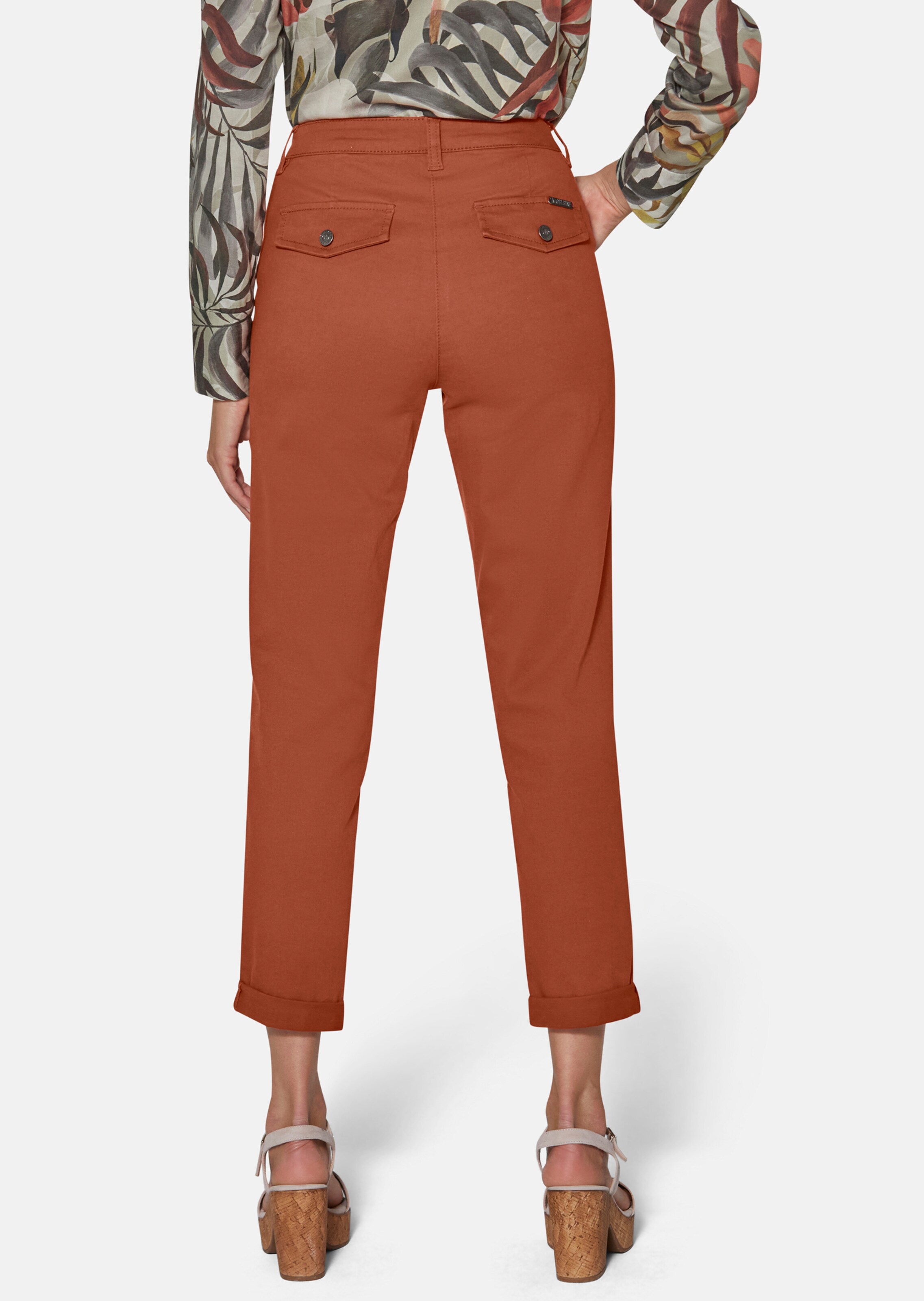 cropped-trousers-in-a-casual-chino-style-in-terracotta-madeleine-fashion