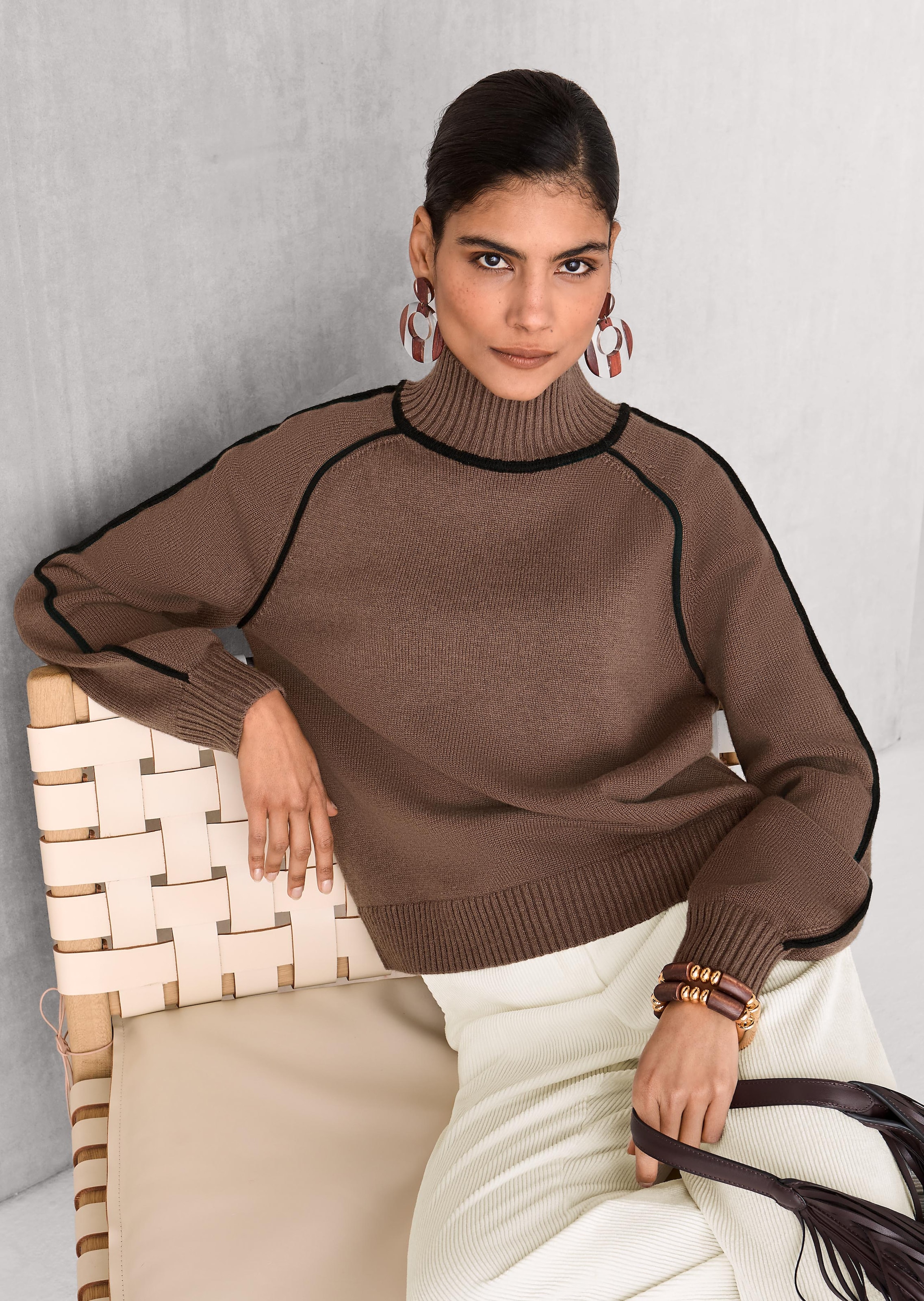 Strickpullover mit Stehkragen und Kontrastpaspeln
