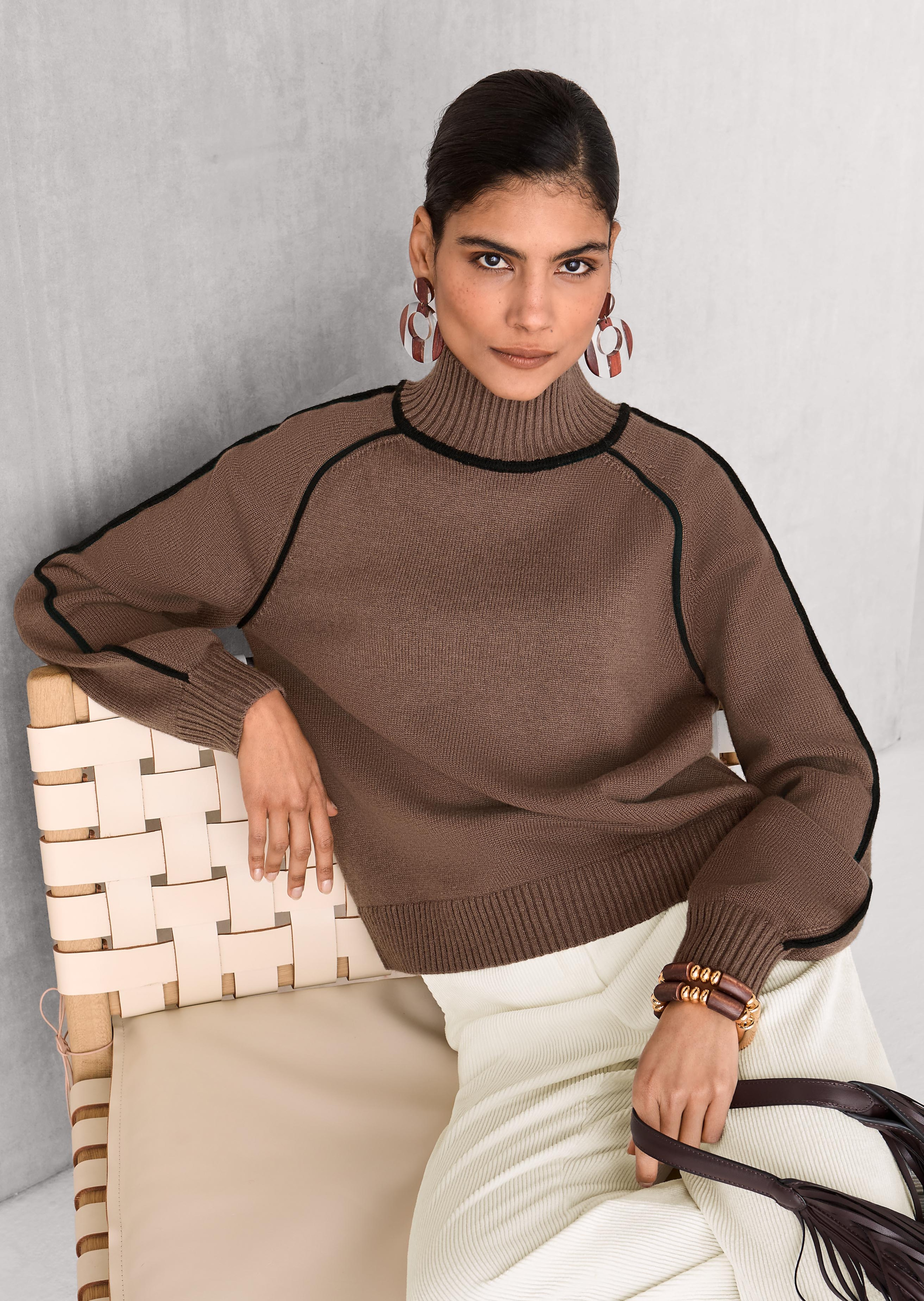 Strickpullover mit Stehkragen und Kontrastpaspeln