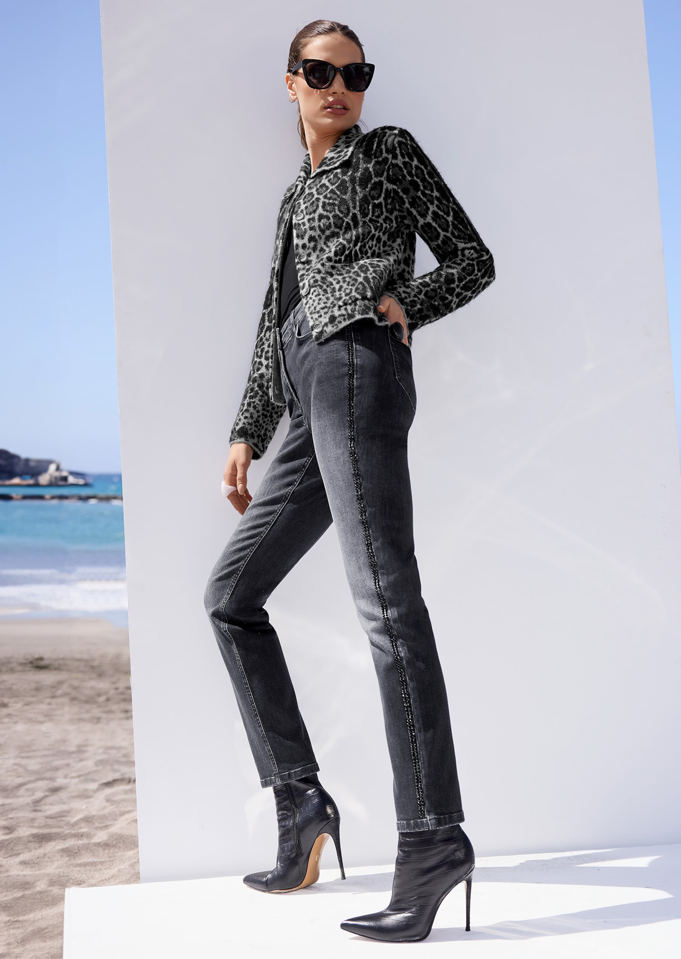 Slim-Jeans mit Strassdekoration