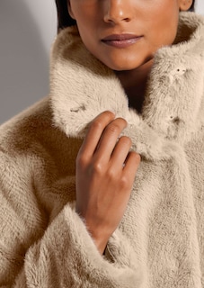 Veste courte en fausse fourrure tendance thumbnail 5