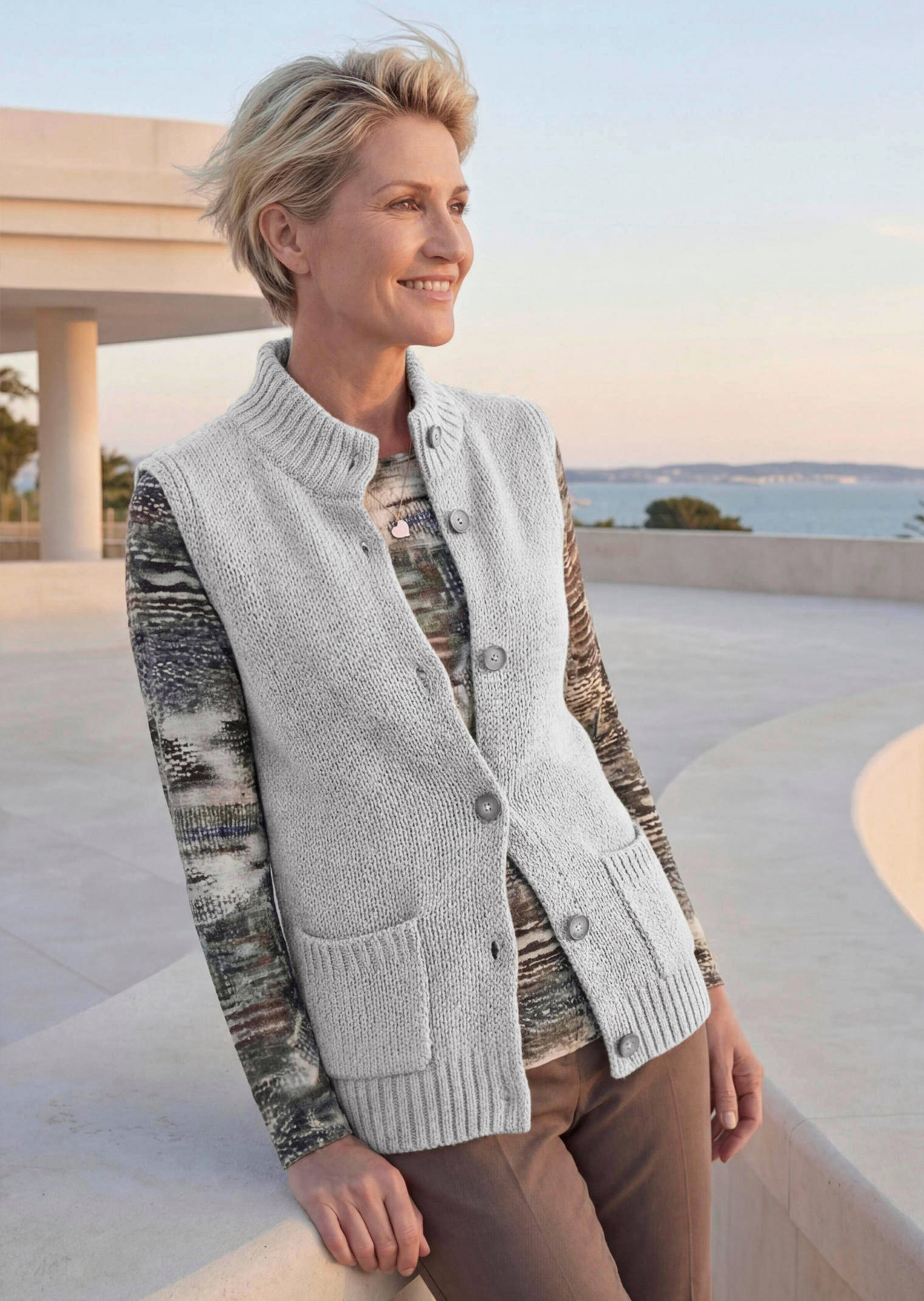 Gilet en tricot léger avec patte de boutonnage